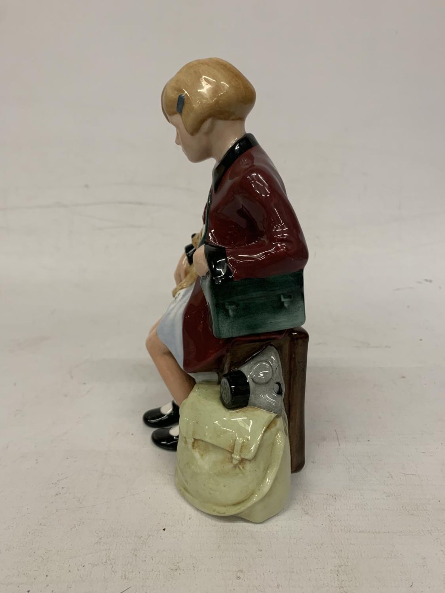 A ROYAL DOULTON FIGURE WITH CERTIFICATE "CHILDREN OF THE BLITZ - THE GIRL EVACUEE" HN 3203 LIMITED - Image 3 of 5