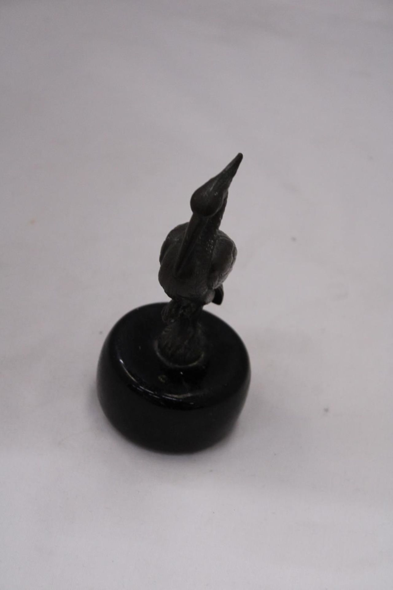AN ORIENTAL BRONZE HERON ON A MARBLE BASE -APPROXIMATLEY 13CM - Image 5 of 5