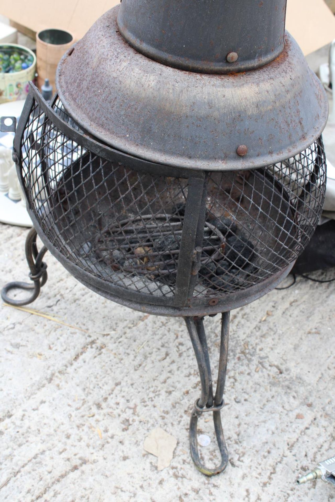 A CAST METAL GARDEN CHIMENEA WITH A COVER - Image 3 of 3