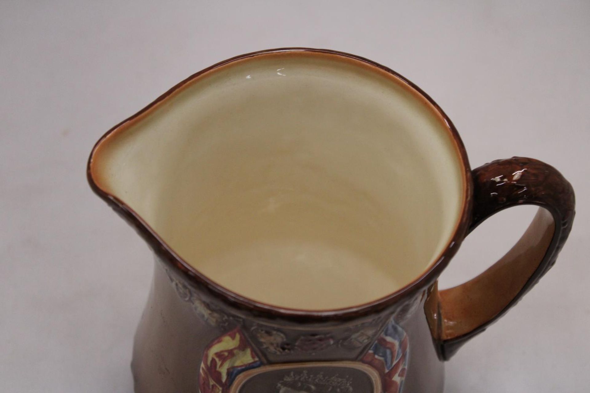 A ROYAL DOULTON CORONATION JUG - APPROXIMATELY 16CM - Bild 7 aus 7