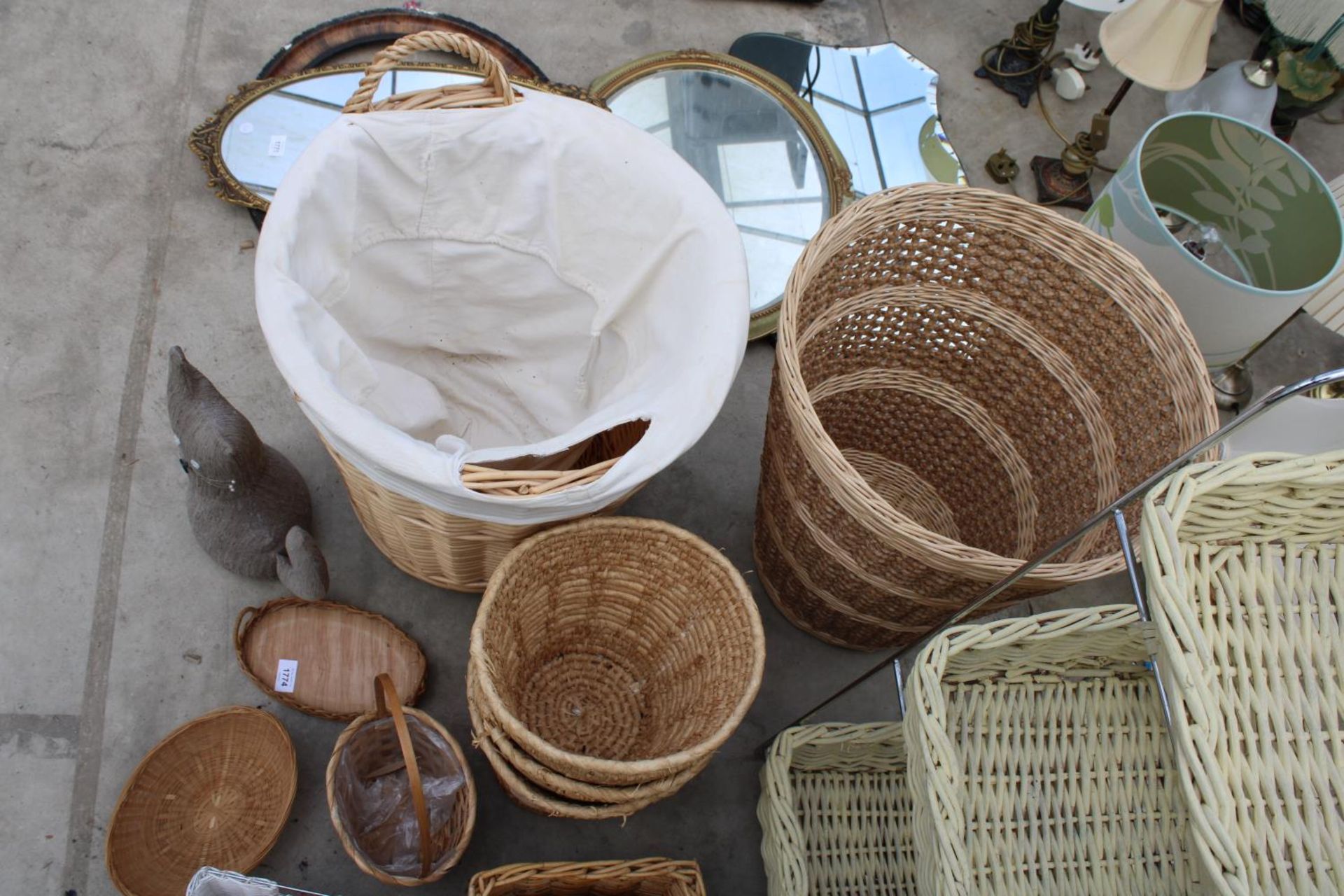 AN ASSORTMENT OF WICKER ITEMS TO INCLUDE A LAUNDRY BASKET, WASTE BINS AND A SHELF UNIT ETC - Image 4 of 4