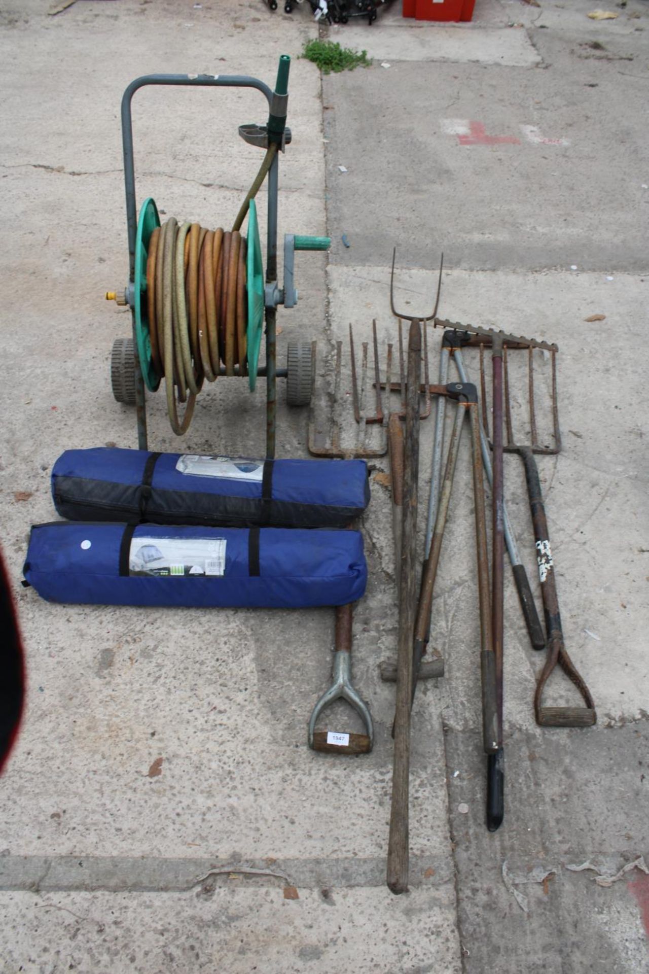 AN ASSORTMENT OF GARDEN ITEMS TO INCLUDE TENTS, FORKS AND A HOSE REEL ETC