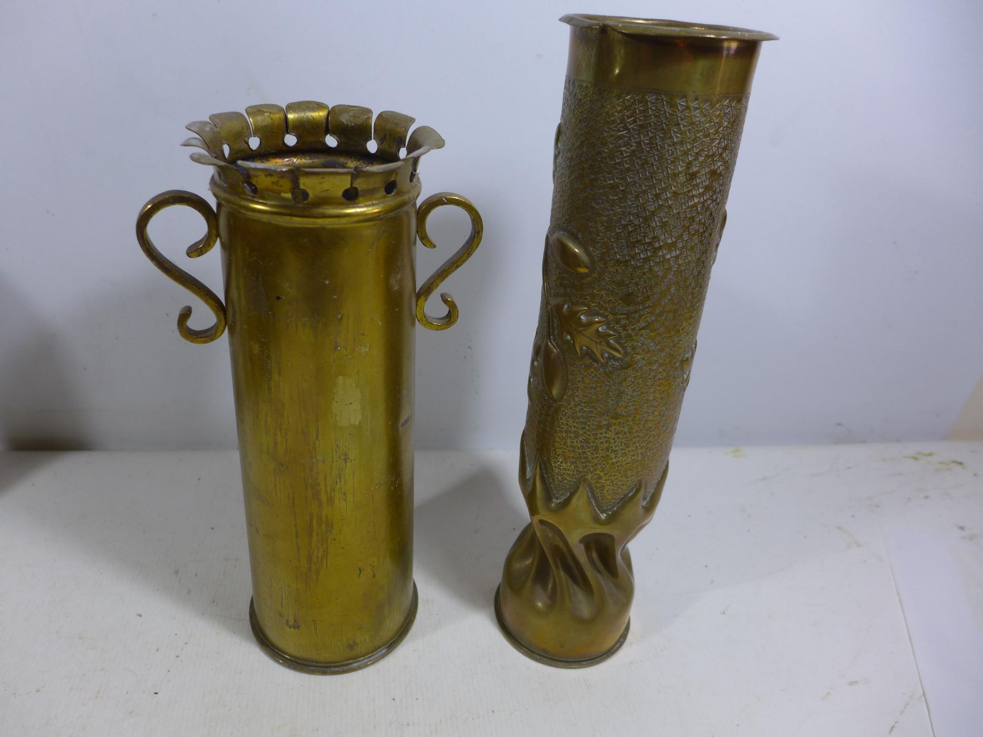 TWO BRASS WORLD WAR I TRENCH ART SHELL VASES, HEIGHTS 29CM AND 34CM - Bild 2 aus 3