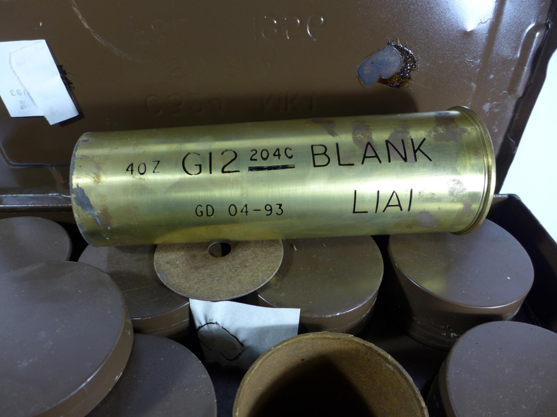 A GREEN PAINTED METAL CASE CONTAINING EIGHT FIRED 25 POUNDER BLANK LIAI SHELL CASES. THESE ARE THE - Image 2 of 7