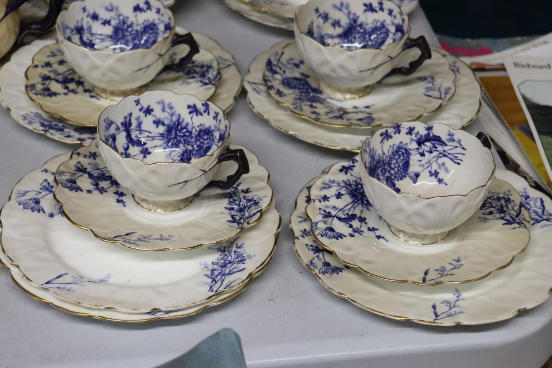A VINTAGE CHINA TEASET SET, WITH BLUE AND WHITE PATTERN AND FLUTED EDGES, TO INCLUDE CAKE PLATES, - Image 2 of 5