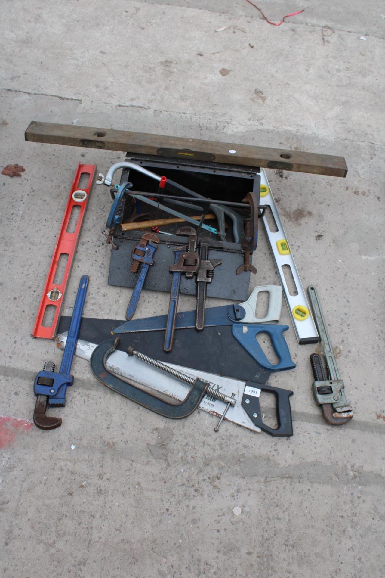 AN ASSORTMENT OF TOOLS TO INCLUDE STILSENS, A G CLAMP AND HACK SAW ETC