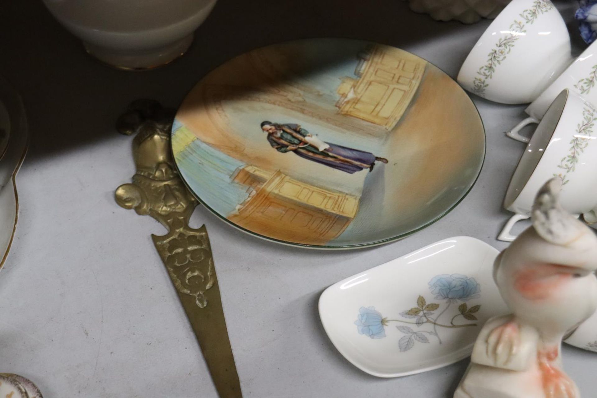 A MIXED LOT TO INCLUDE MINTON 'APRIL' TEA CUPS, A LARGE ORIENTAL BLUE AND WHITE FIGURE, A PARAGON ' - Image 3 of 6