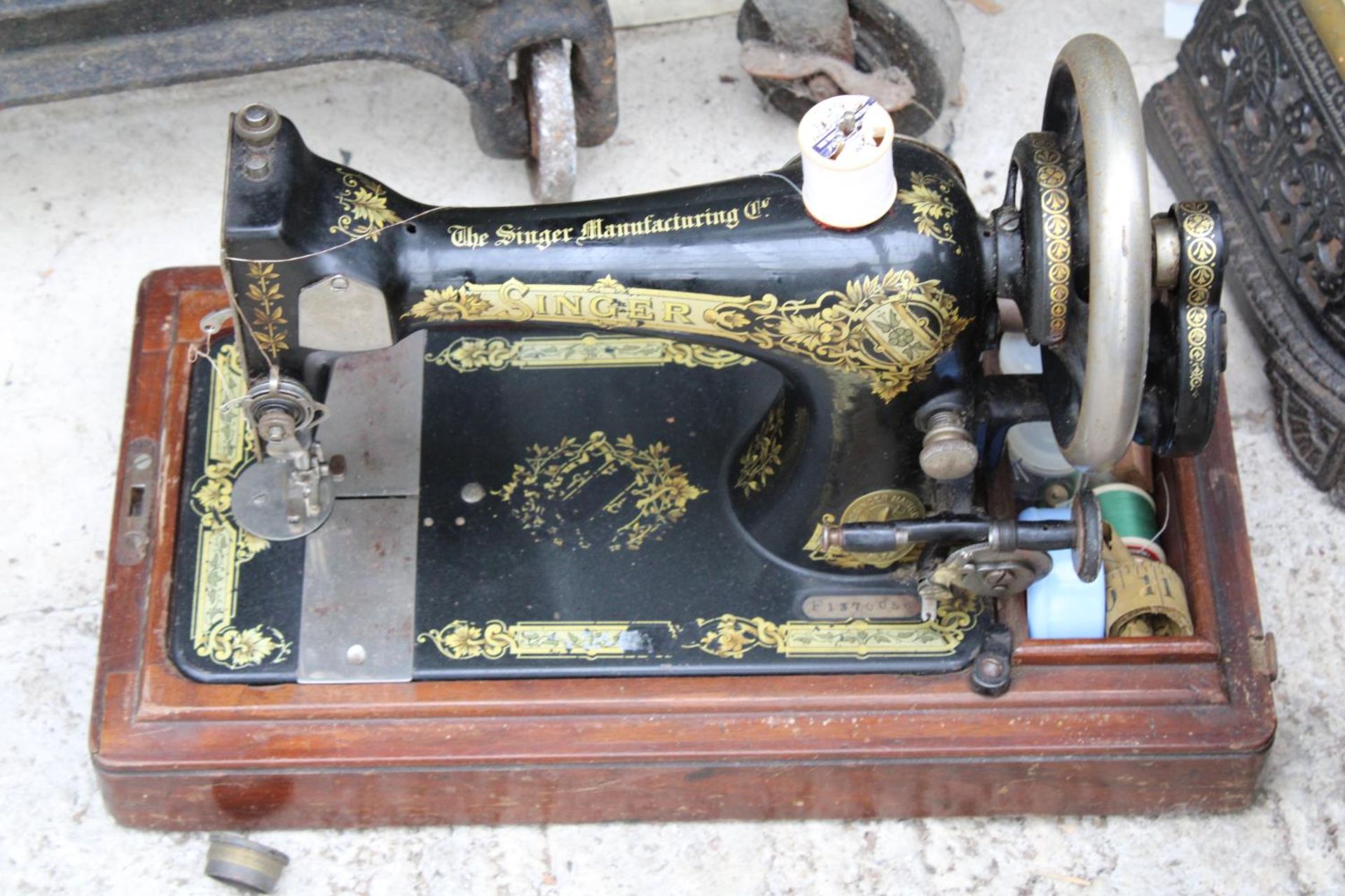 A VINTAGE SINGER SEWING MACHINE WITH WOODEN CARRY CASE - Image 2 of 4