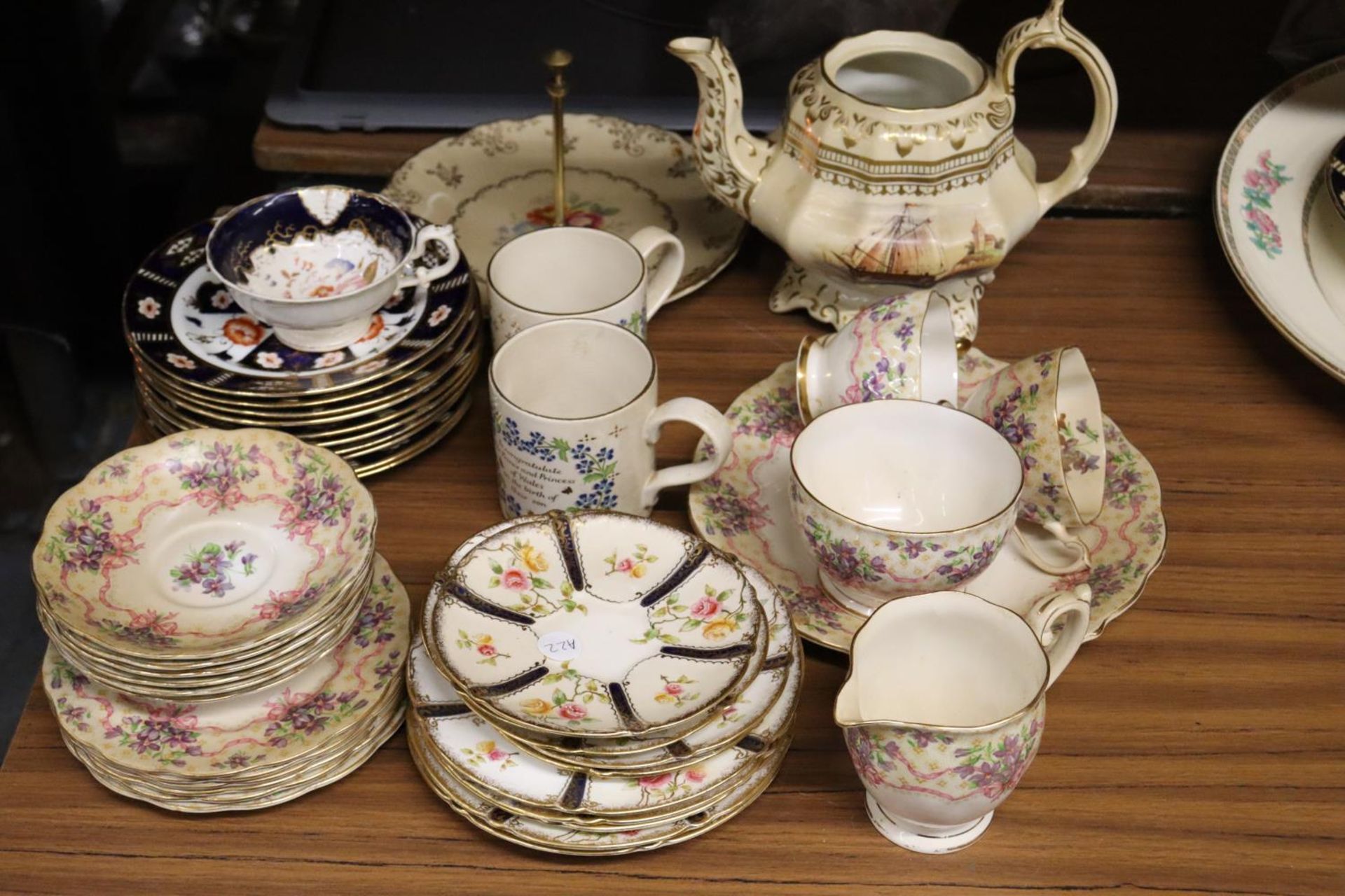 A QUANTITY OF VINTAGE TEAWARE TO INCLUDE QUEEN ANNE, 'SWEET VIOLETS', ETC, CUPS, SAUCERS, SIDE