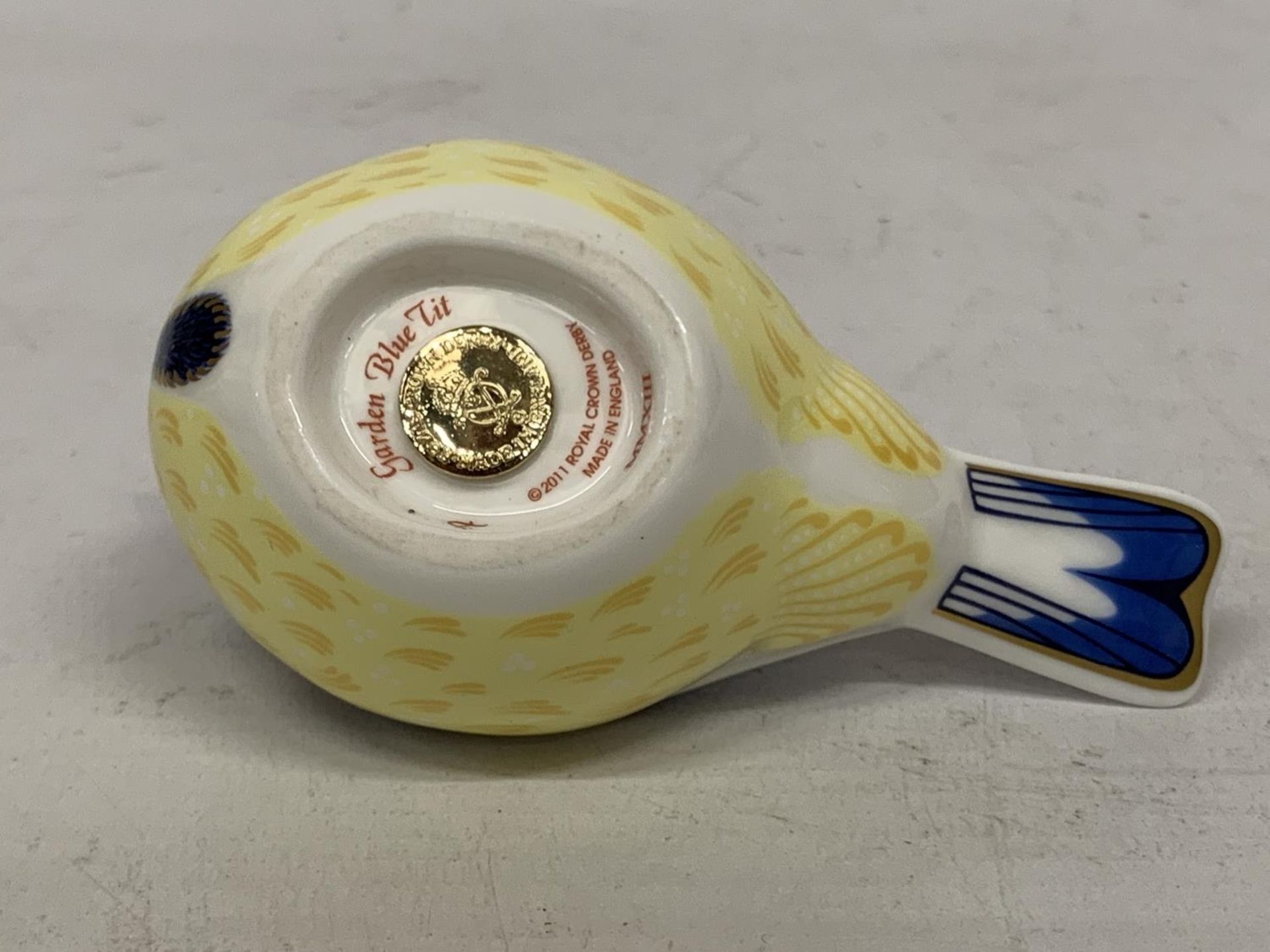 A ROYAL CROWN DERBY PAPERWEIGHT GARDEN BLUE TIT WITH GOLD COLOURED STOPPER - Image 3 of 3