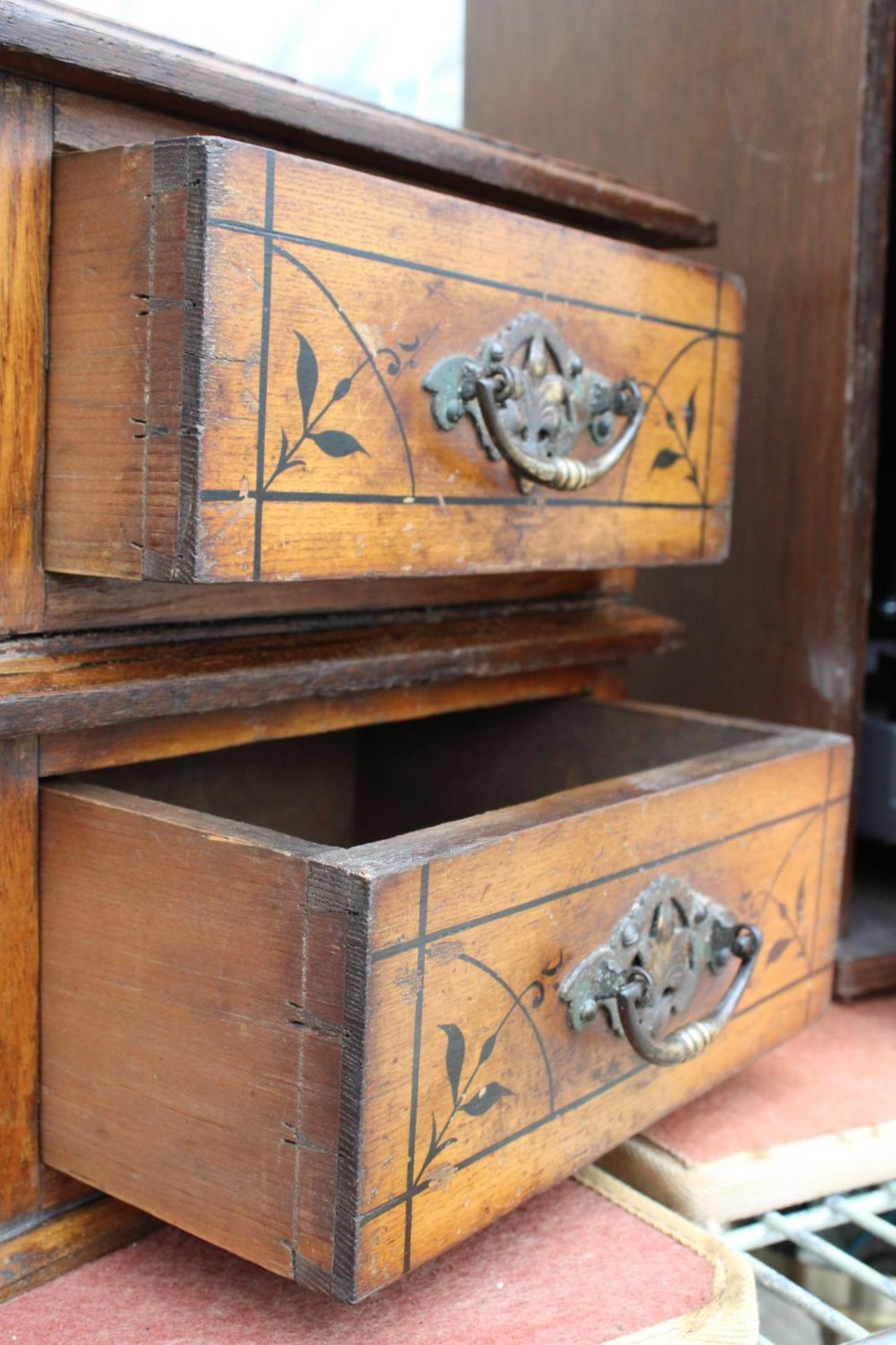 A VINTAGE MINIATURE OAK CHEST OF TWO DRAWERS WITH BRASS HANDLES - Bild 2 aus 6