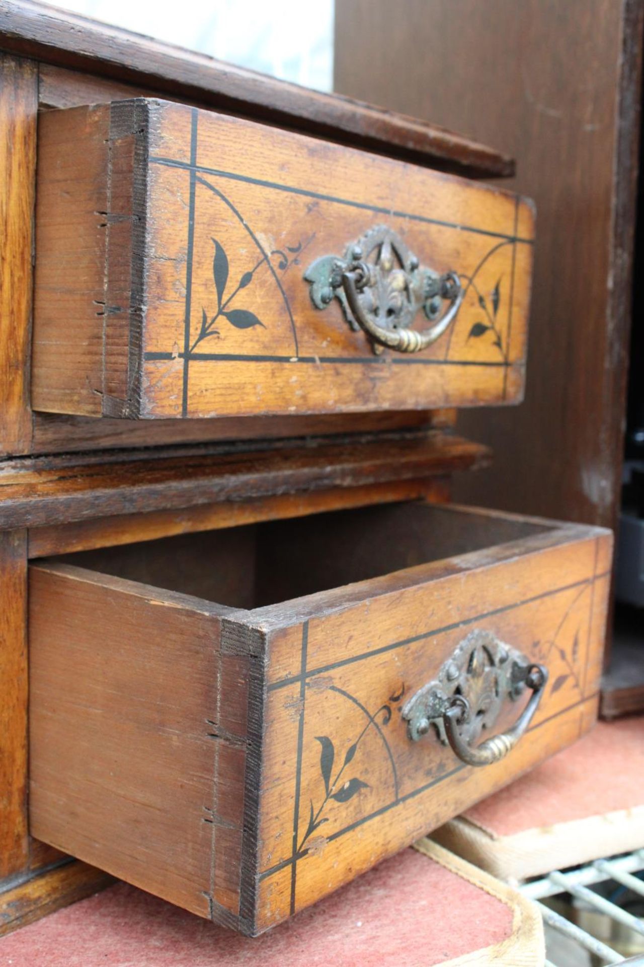 A VINTAGE MINIATURE OAK CHEST OF TWO DRAWERS WITH BRASS HANDLES - Image 2 of 6