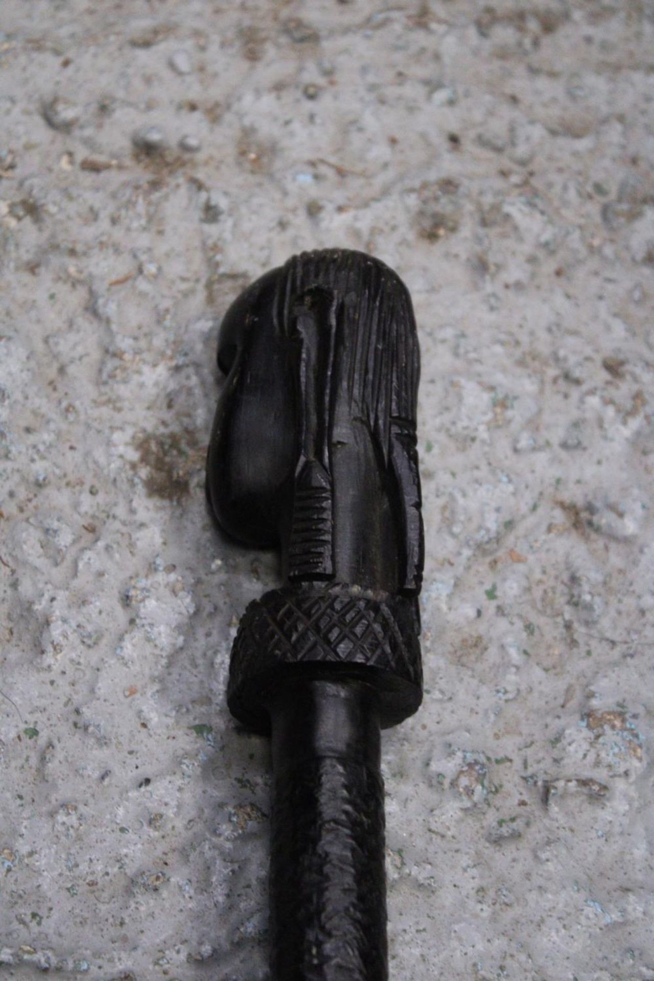 AN ETHNIC AFRICAN BLACK WOODEN SPEAR - WITH CARVED HEAD DECORATION TO THE TOP - Image 4 of 6