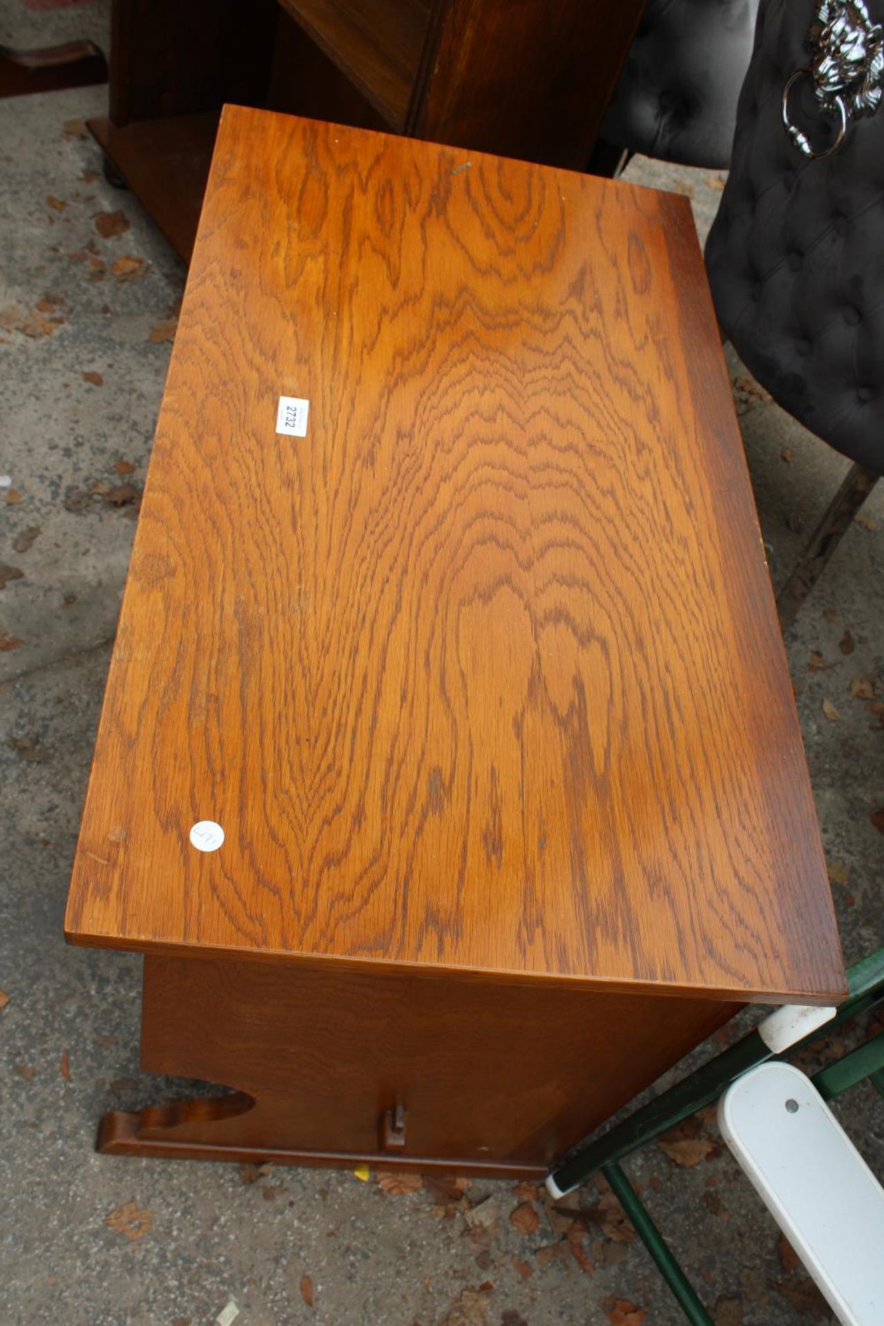 A SMALL OAK LOW SIDE-TABLE ENCLOSING 2 DRAWERS, 32" WIDE - Image 3 of 3