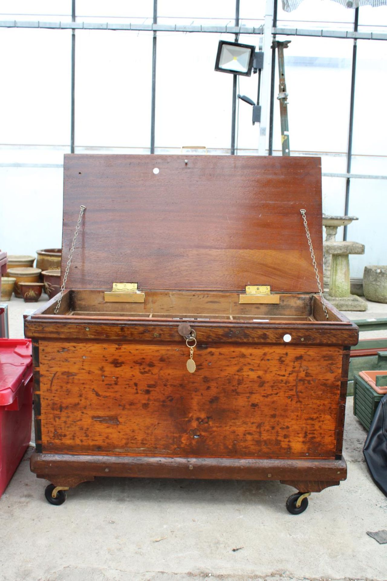 A VINTAGE WOODEN TOOL CHEST WITH FOUR WHEELS TO THE BASE - Image 3 of 4