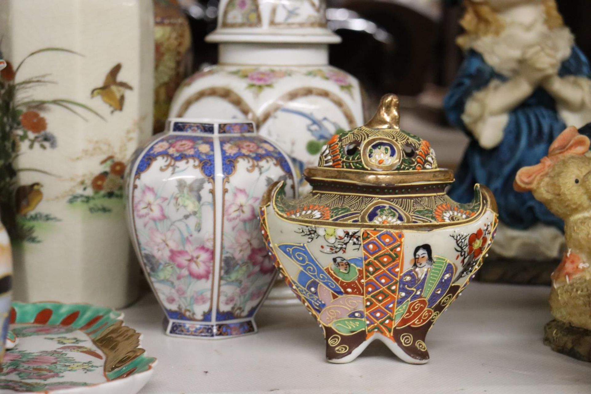 A QUANTITY OF ORIENTAL CERAMICS TO INCLUDE A HAND PAINTED VASE, CANDLE STICKS, TRINKET BOXES, ETC - Image 4 of 8