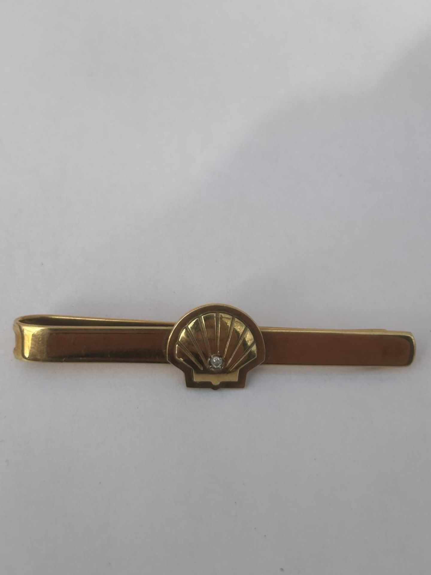 A FULLY HALLMARKED BIRMINGHAM 9CT GOLD AND DIAMOND SHELL PETROLEUM TIE PIN, WEIGHT 10 G