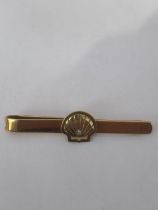 A FULLY HALLMARKED BIRMINGHAM 9CT GOLD AND DIAMOND SHELL PETROLEUM TIE PIN, WEIGHT 10 G