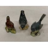 THREE BESWICK BIRDS TO INCLUDE A GREY WAGTAIL, NUTHATCH AND A WREN