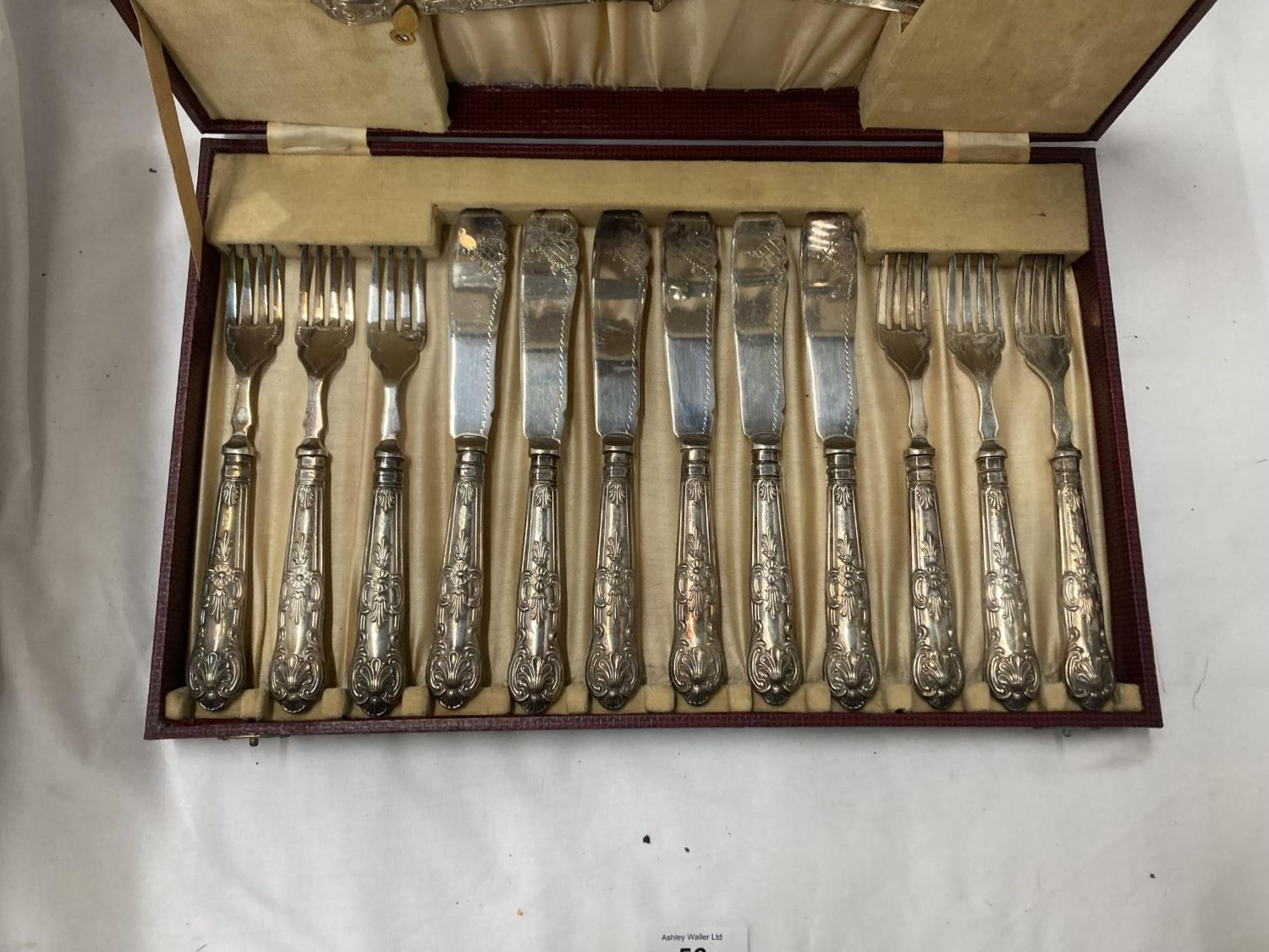 A HALLMARKED SHEFFIELD FISH CUTLERY SET TO INCLUDE KNIVES, FORKS AND SERVING SET IN A CASE - Image 2 of 5