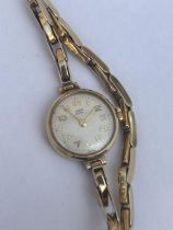 A LADIES TUDOR ROYAL HALLMARKED 9CT GOLD WATCH AND 9CT GOLD BRACELET, EDINBURGH 1965, INNER CASE