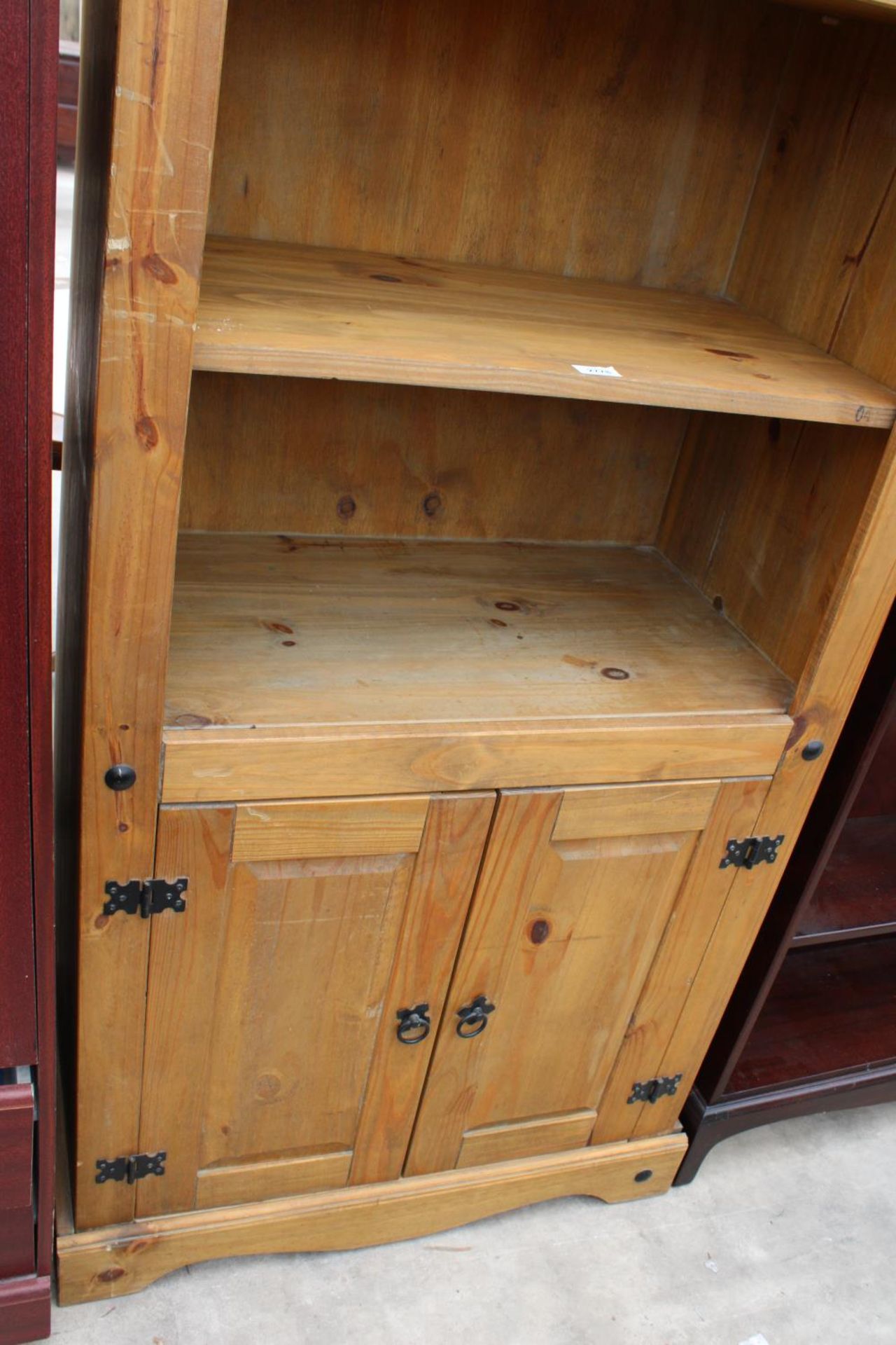 A MODERN MEXICAN PINE OPEN DISPLAY UNIT WITH CUPBOARDS TO BASE, 32" WIDE - Image 2 of 3