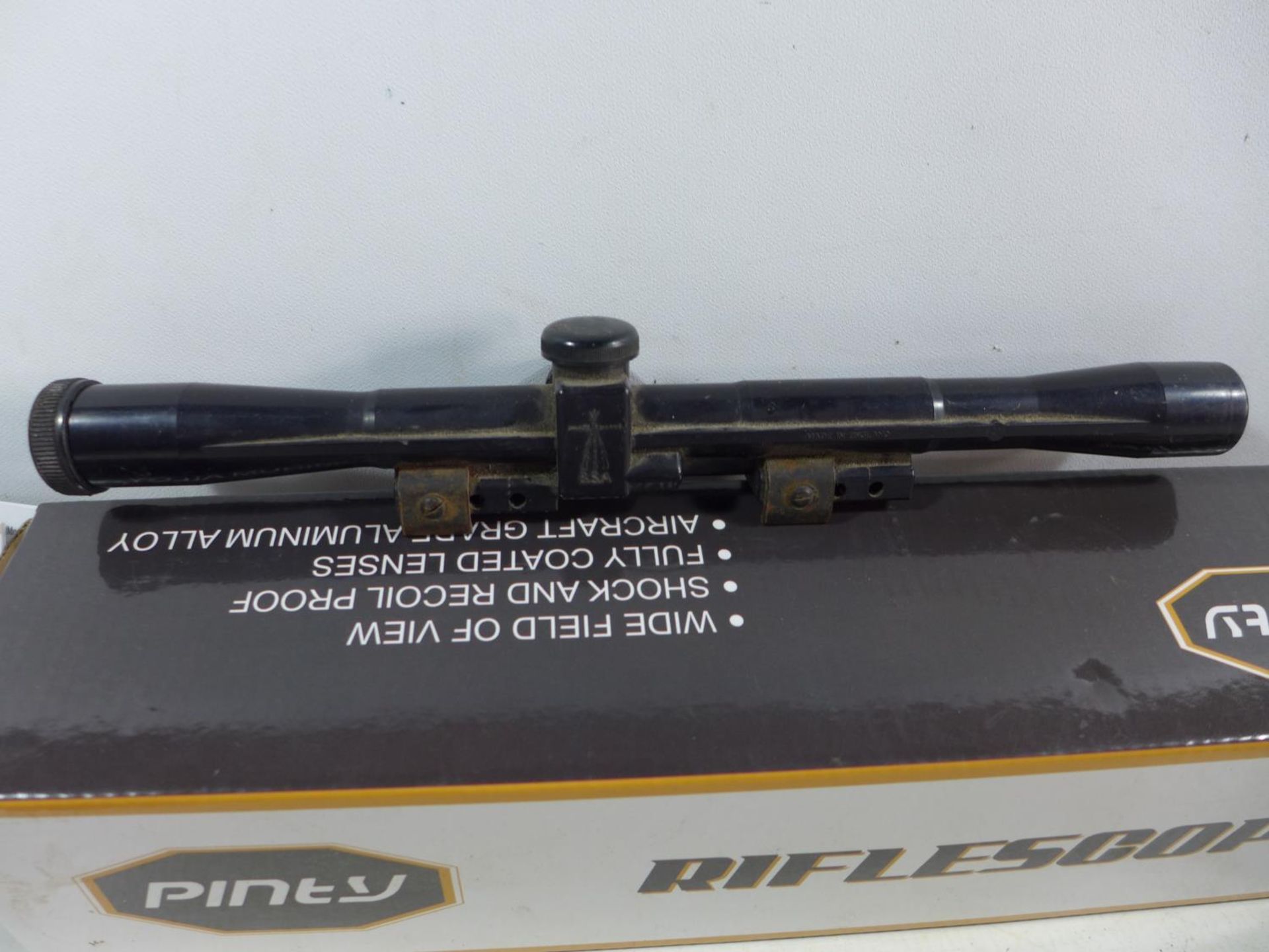 A BOXED AS NEW PINTY 3-9 X 40 EG RIFLESCOPE WITH MOUNTS AND A BSA TELESCOPIC SITE - Image 3 of 4