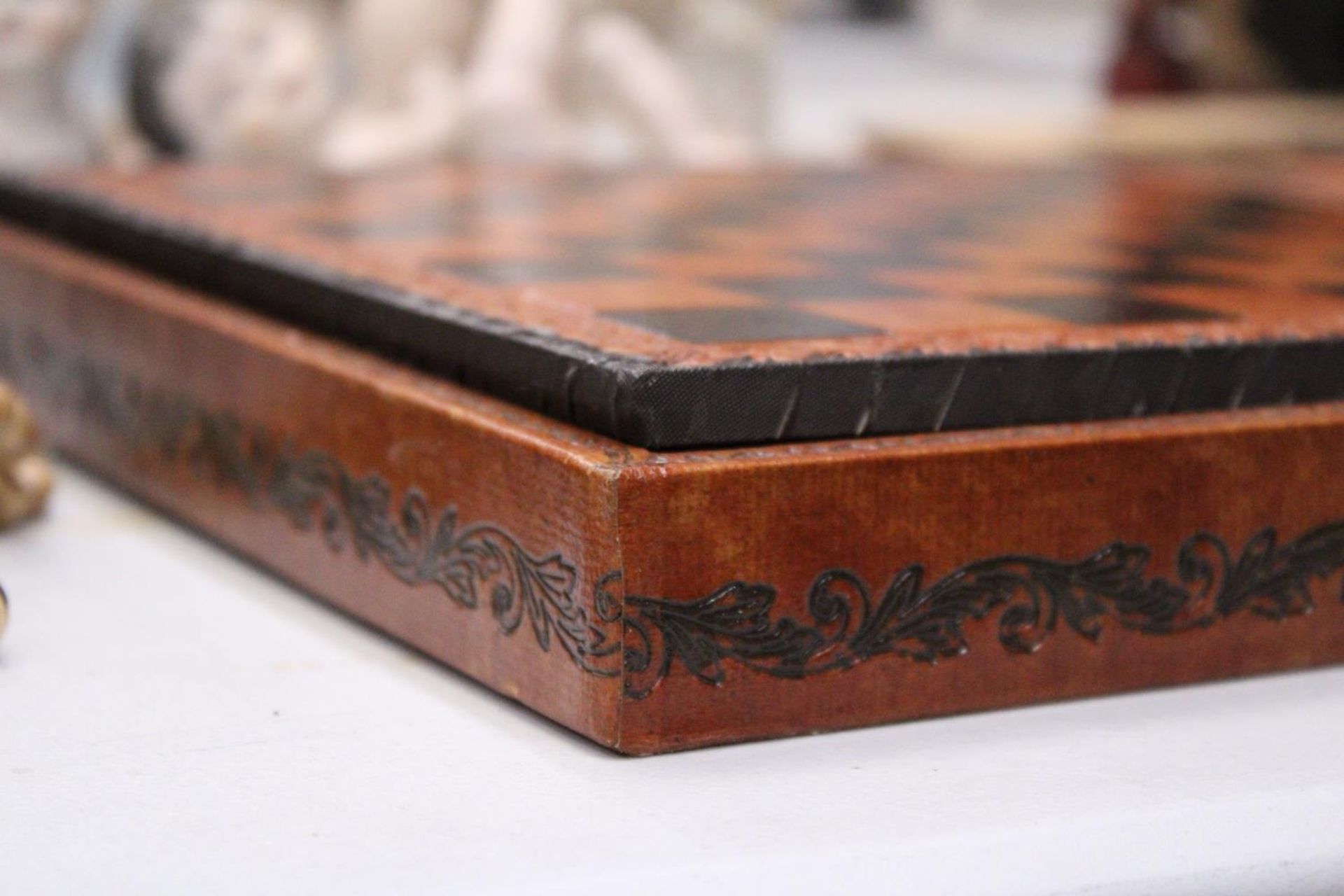 A LEATHERBOUND CHESS BOARD WITH METAL CHESS PIECES - COMPLETE - Image 2 of 5