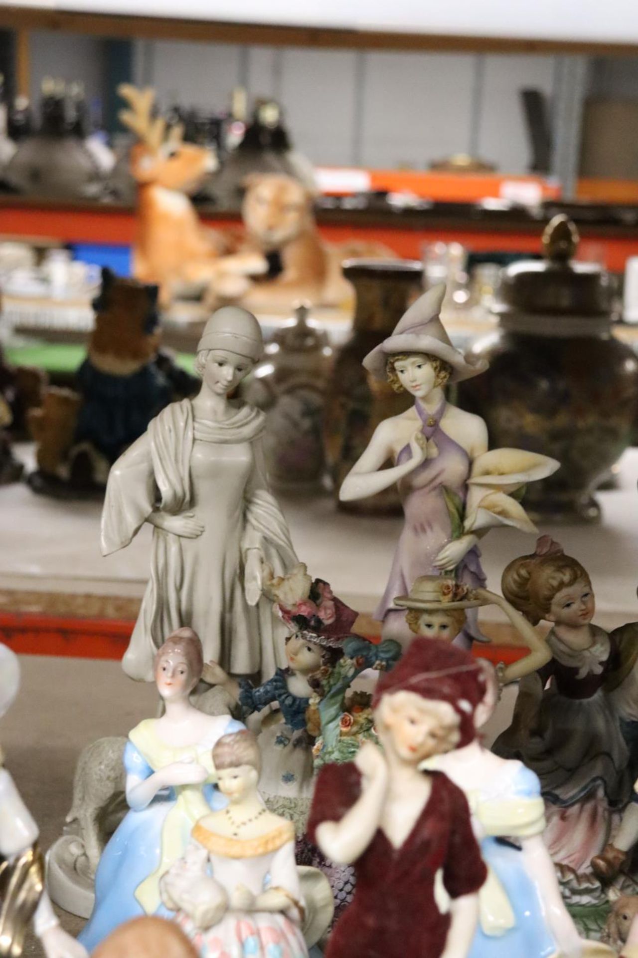 A LARGE COLLECTION OF APPROX 19 LADY FIGURINES - Image 5 of 6