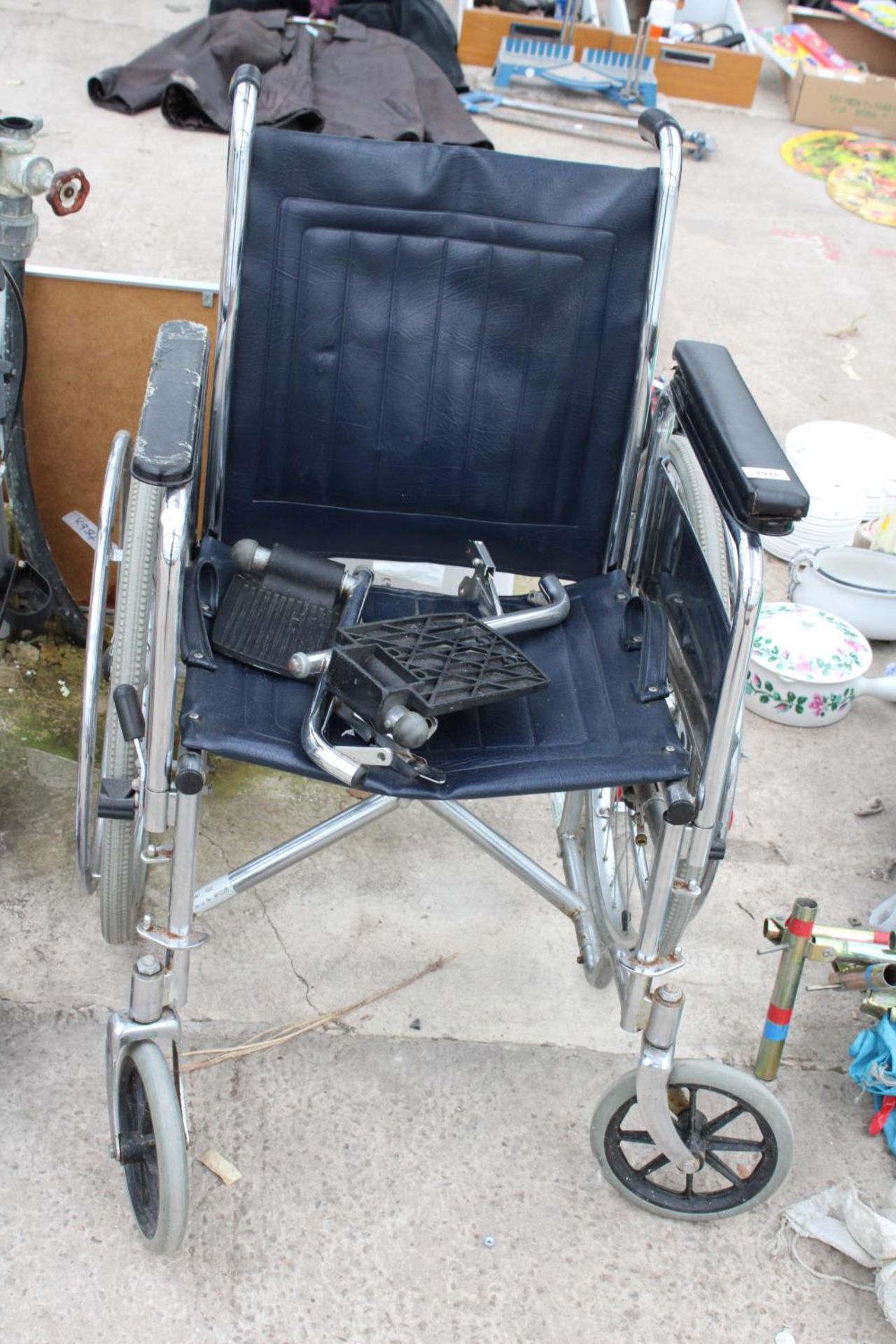 AN ASSORTMENT OF MOBILITY ITEMS TO INCLUDE A WALKING AID AND A WHEEL CHAIR ETC - Image 4 of 4