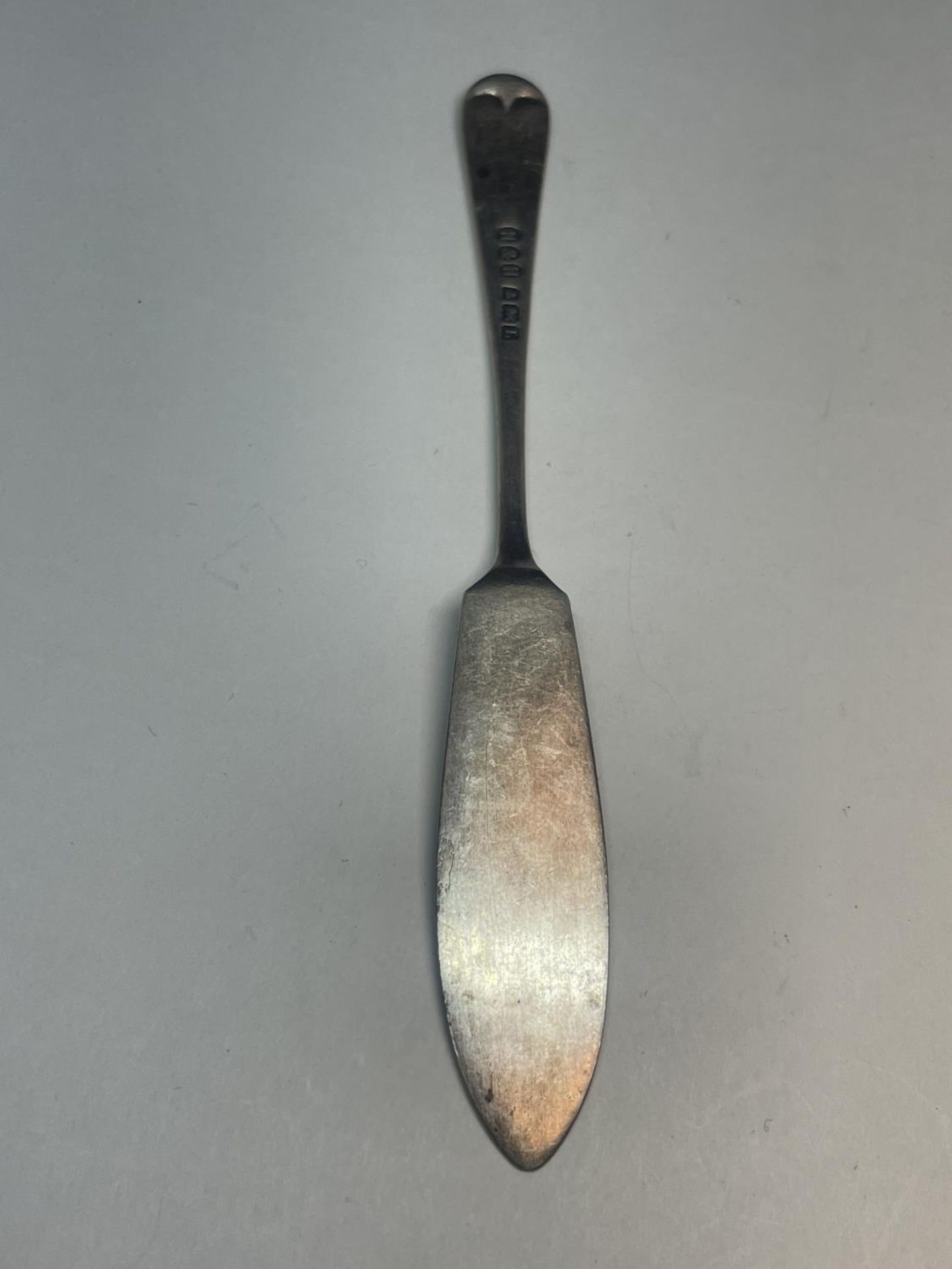 TWO HALLMARKED BIRMINGHAM ITEMS TO INCLUDE SILVER BUTTER KNIFE AND A SET OF TONGS GROSS WEIGHT 25. - Image 3 of 3