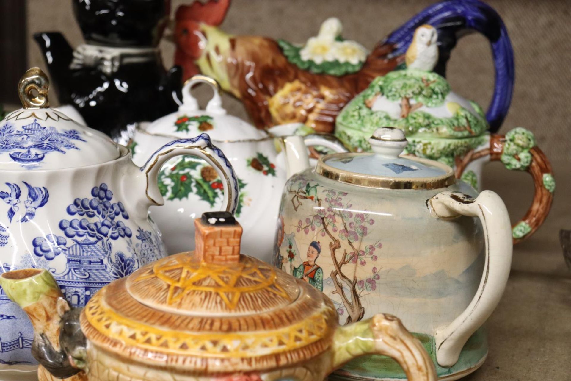 ACOLLECTION OF EIGHT TEAPOTS TO INCLUDE NOVELTY - Image 6 of 8