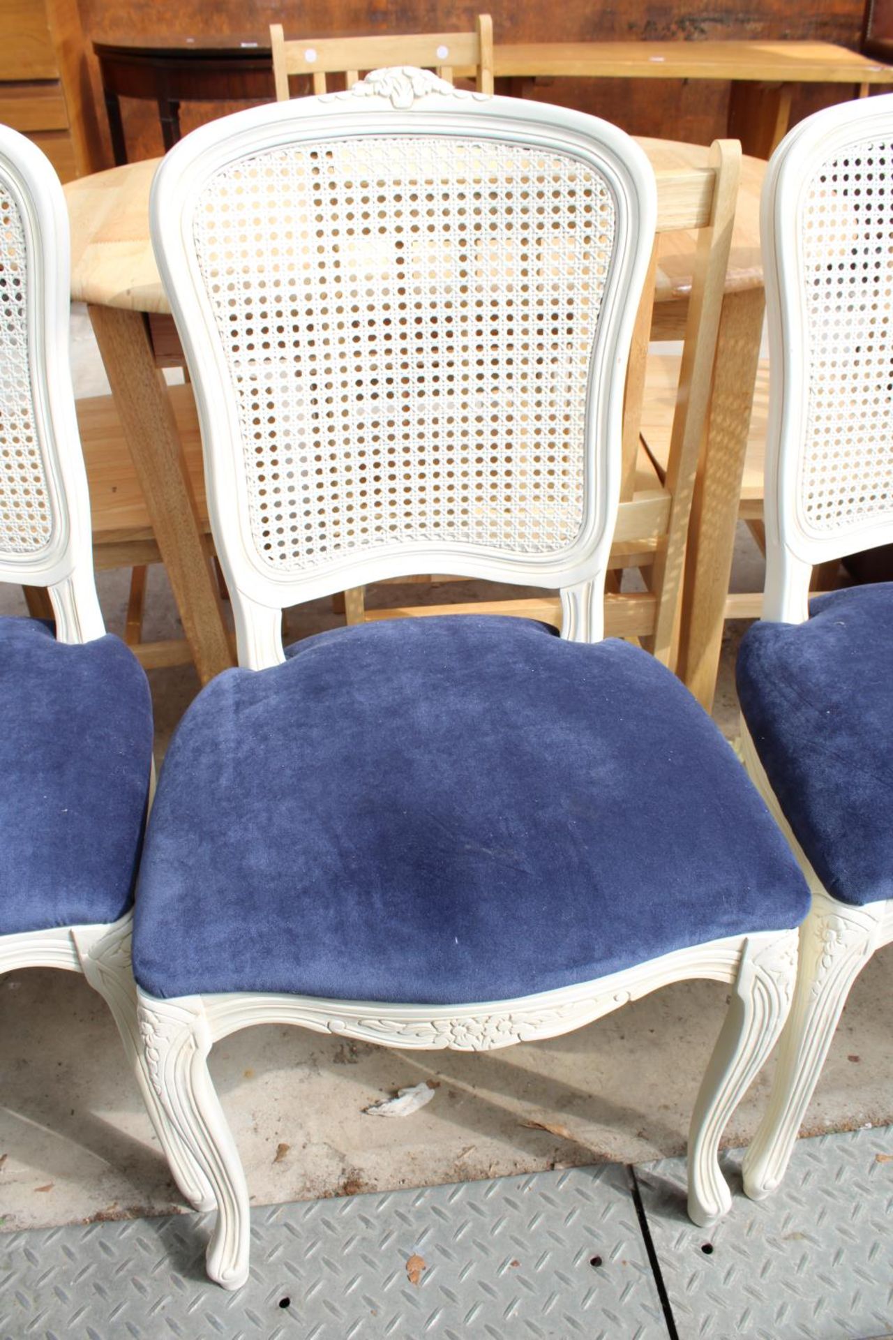 A SET OF FIVE WHITE CONTINENTAL STYLE DINING CHAIRS WITH SPLIT CANE BACKS - Image 3 of 3