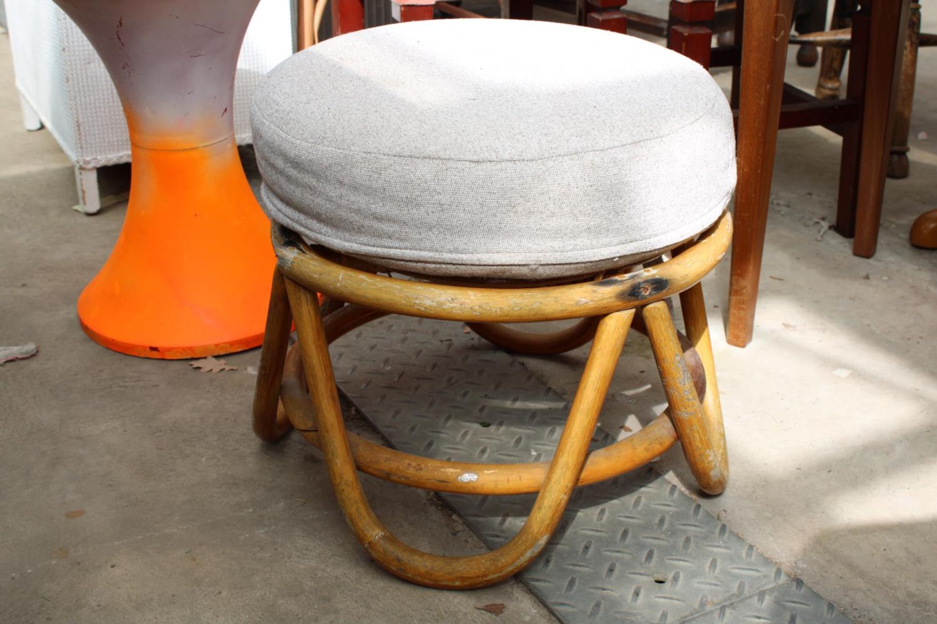 FIVE VARIOUS STOOLS - Bild 4 aus 4