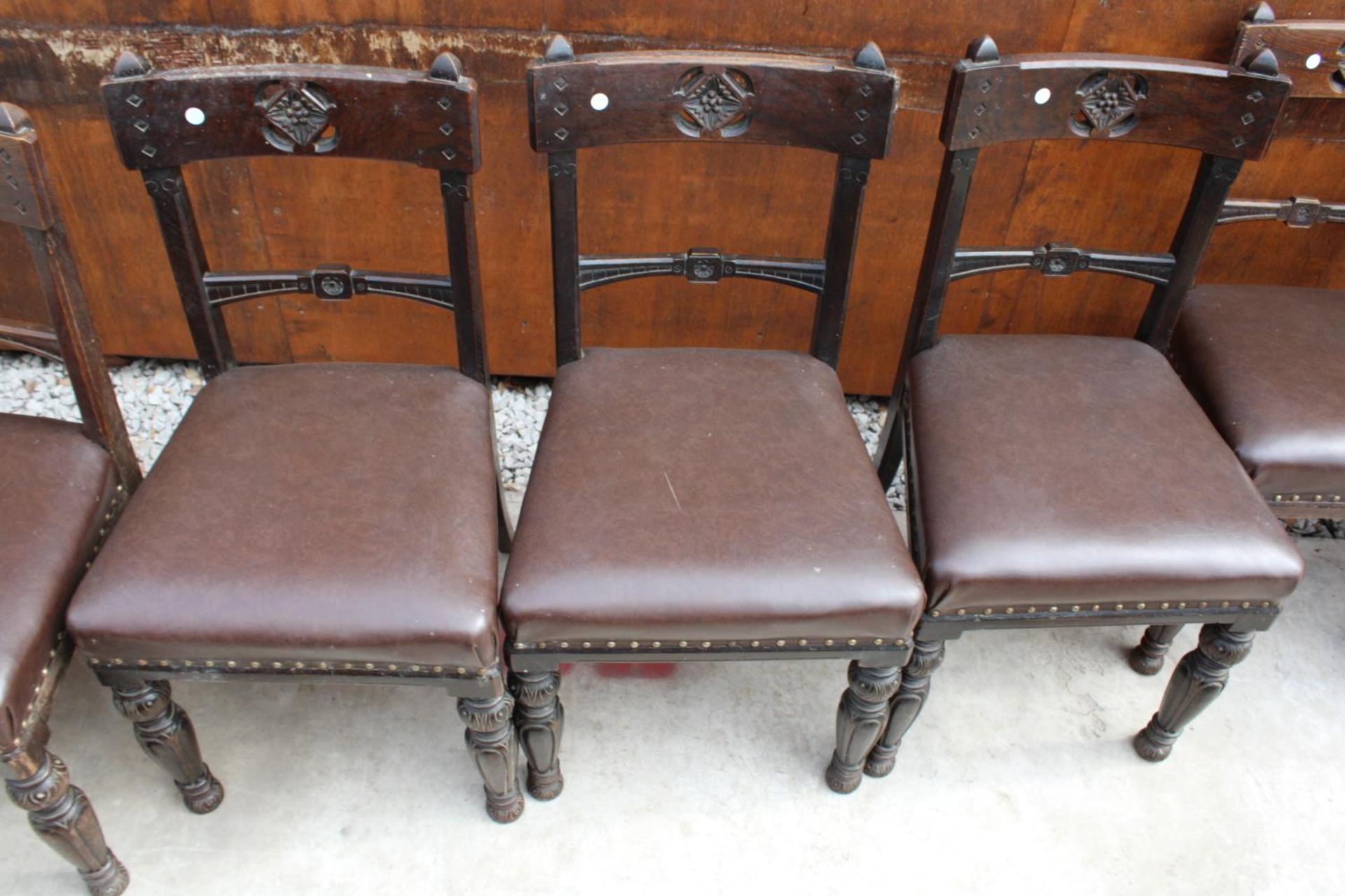 A SET OF 8 VICTORIAN OAK DINING CHAIRS WITH CARVED TOP RAIL ON TURNED AND FLUTED LEGS - Bild 3 aus 4