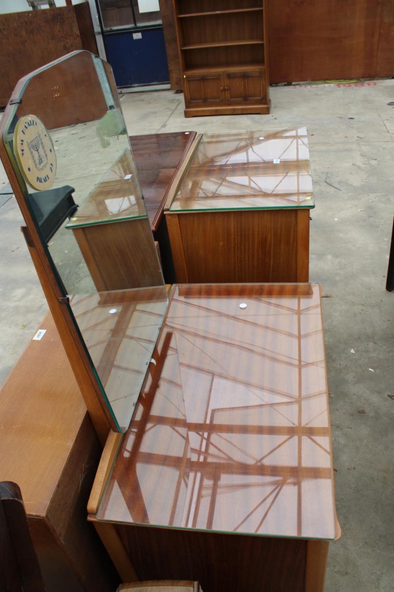 A MID 20TH CENTURY TEAK CHEST OF FOUR DRAWERS AND A MATCHING DRESSING CHEST (30" WIDE EACH) - Image 6 of 7