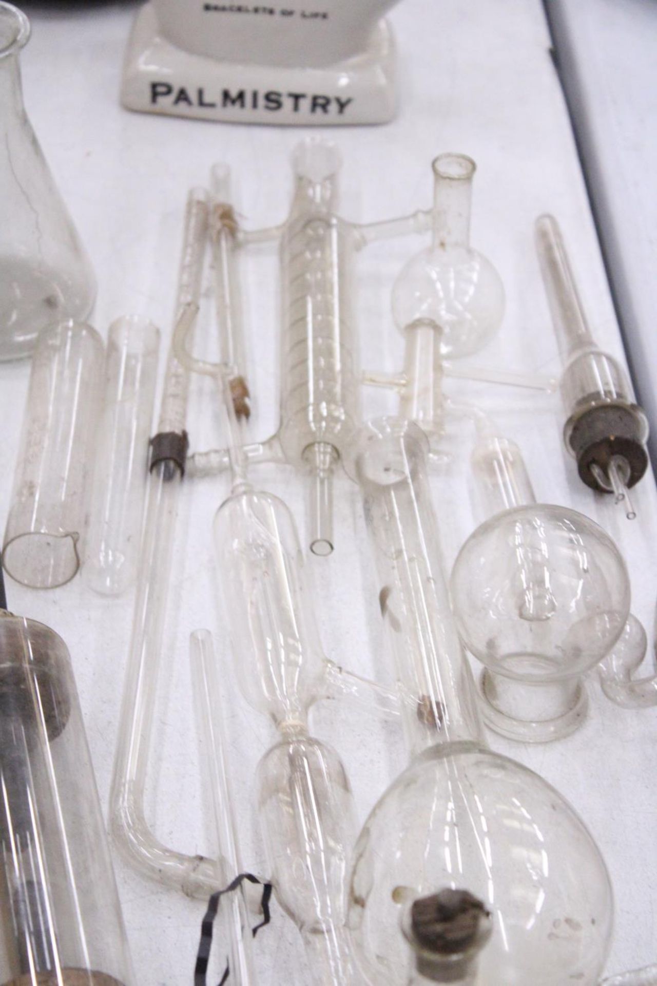 A SELECTION OF LABORATORY GLASSWARE EQUIPMENT TO INCLUDE TUBES ETC - Image 3 of 5