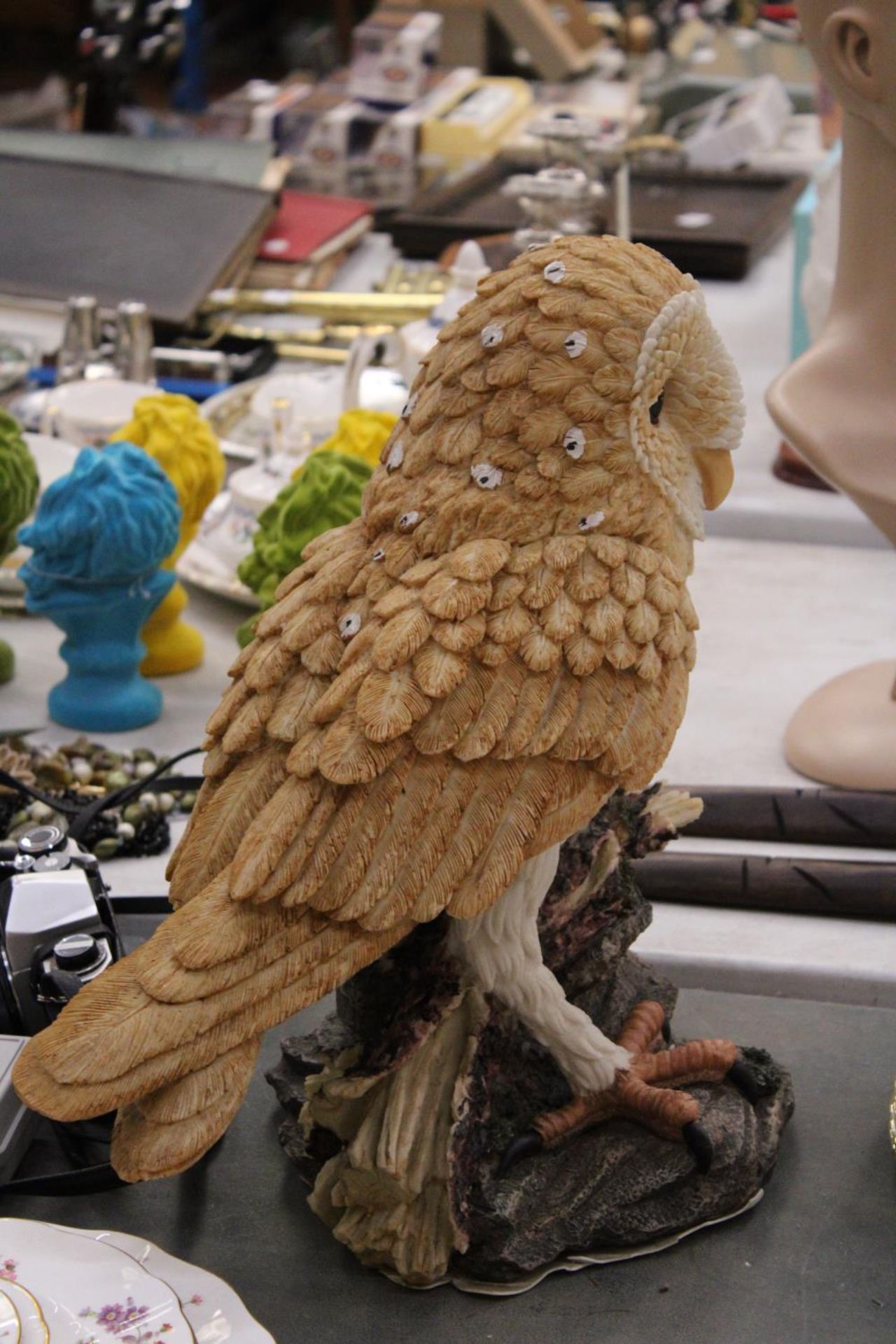 A LARGE MODEL OF A BARN OWL, HEIGHT 38CM - Bild 4 aus 5