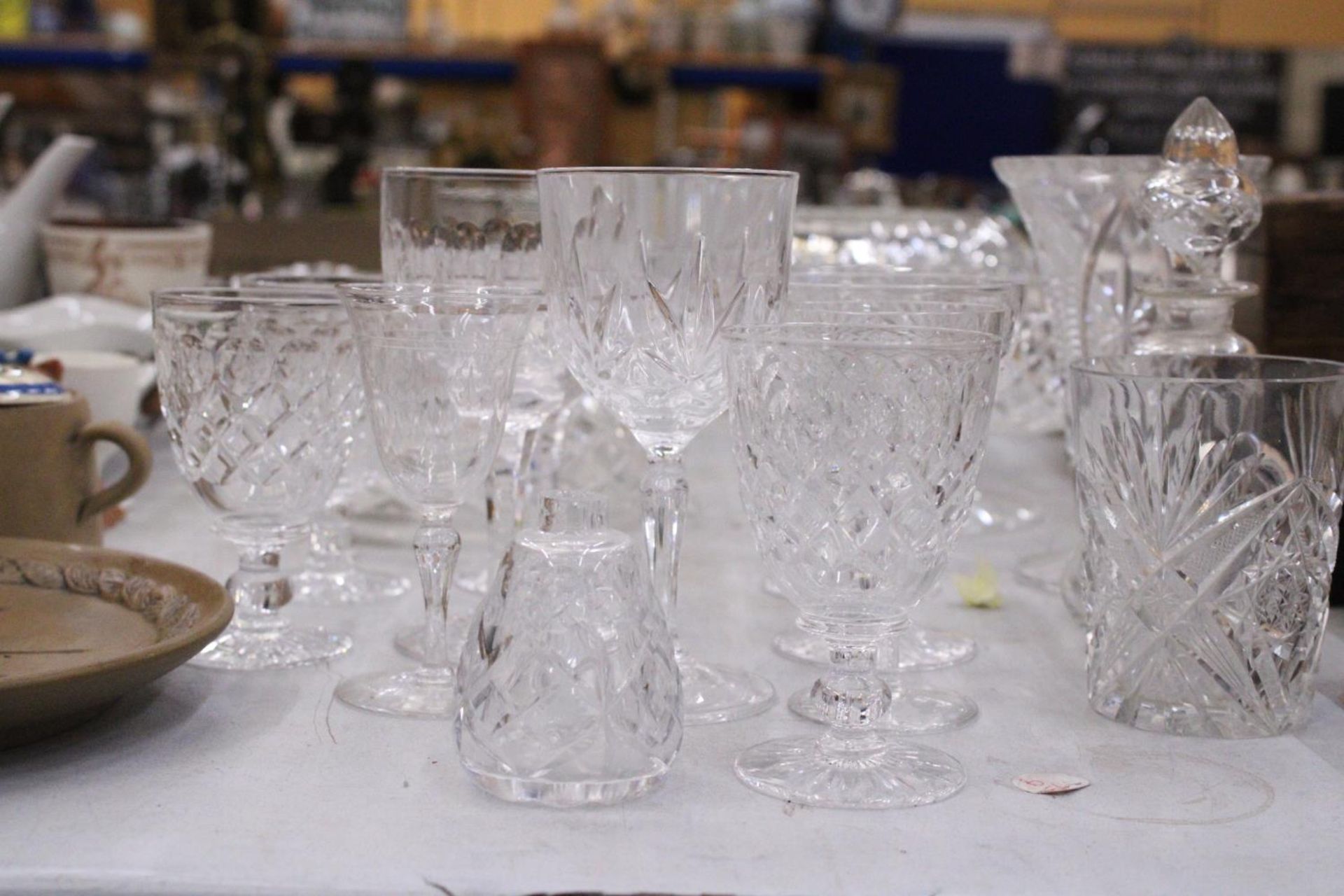 A LARGE QUANTITY OF GLASSWARE TO INCLUDE BOWLS, VASES, WINE GLASSES, ETC - Bild 6 aus 6