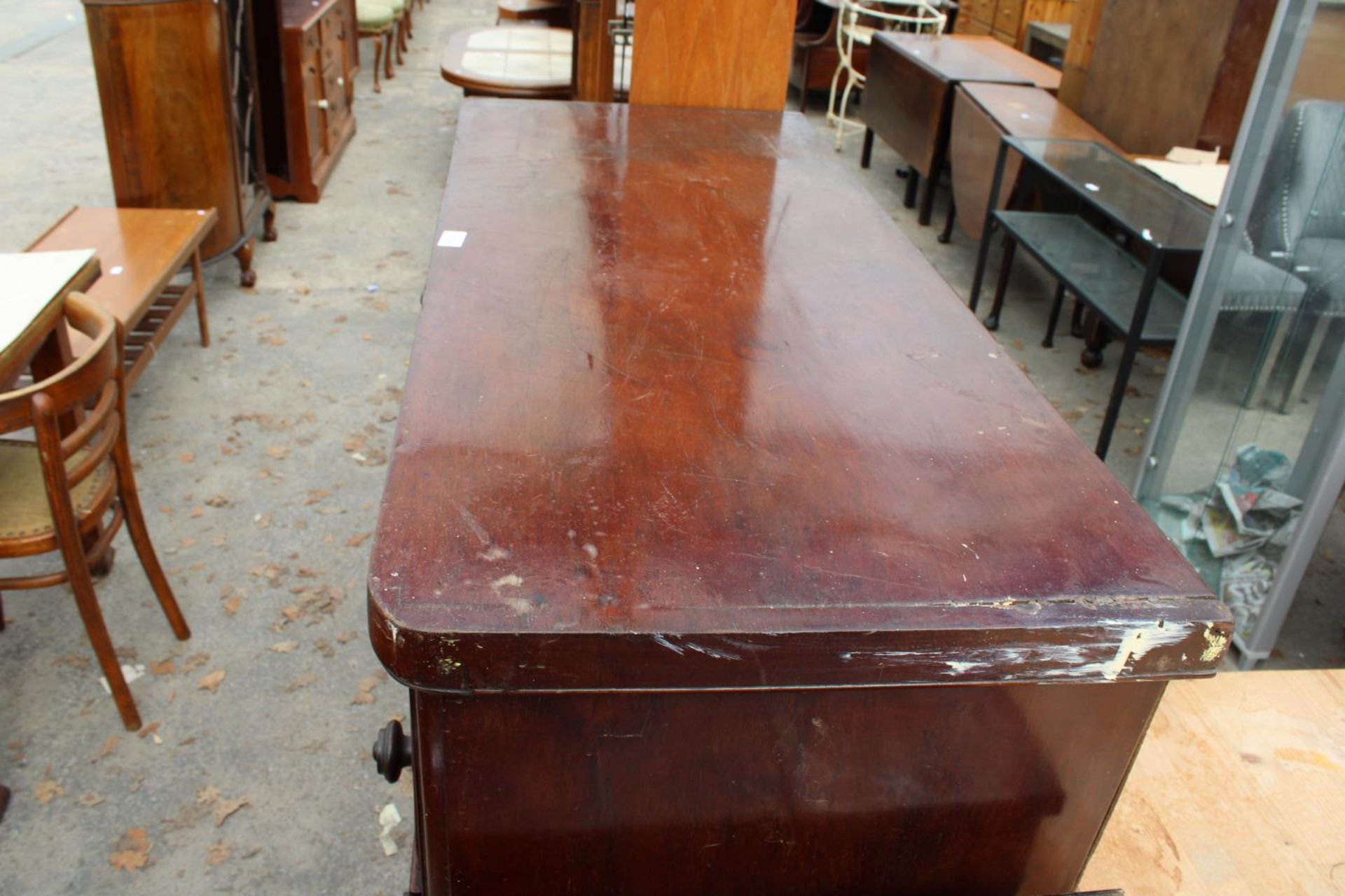 A VICTORIAN MAHOGANY CHEST OF 2 SHORT AND 3 LONG DRAWERS, 44.5" WIDE - Image 3 of 4