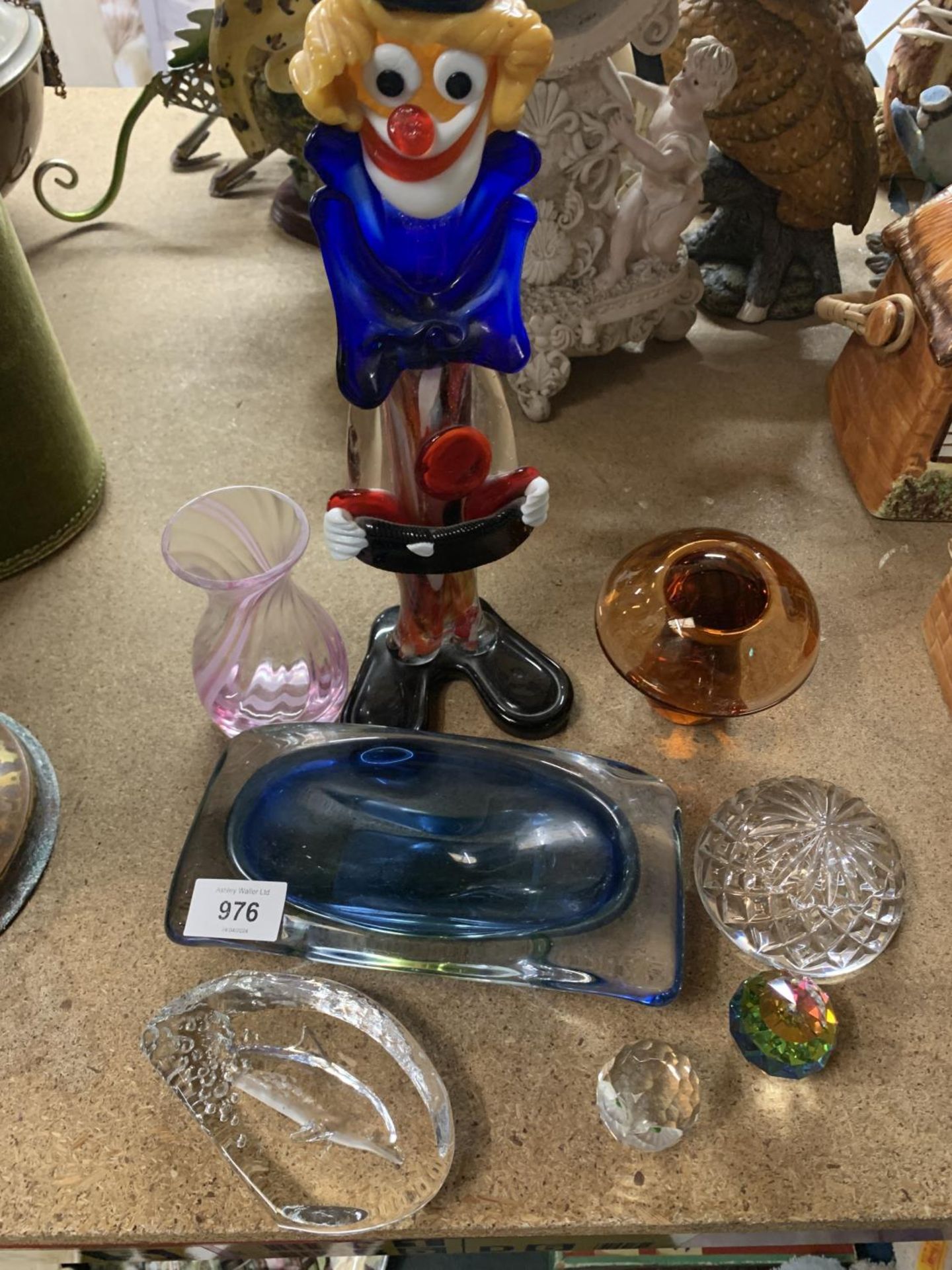 A MIXED LOT OF GLASSWARE TO INCLUDE PAPERWEIGHTS, MURANO GLASS CLOWN FIGURINE ETC - Image 2 of 3
