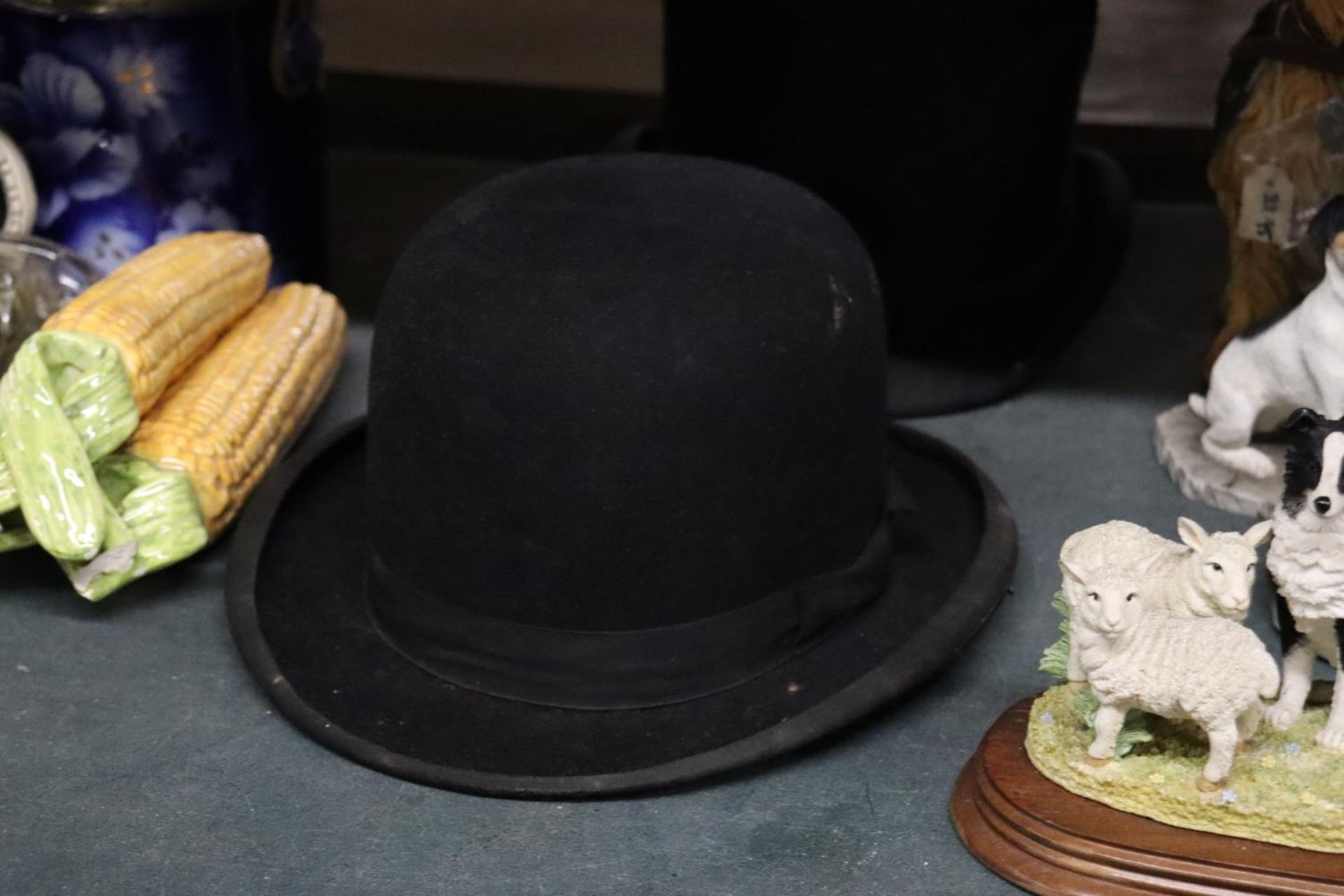 THREE VINTAGE HATS TO INCLUDE A BOWLER, SIZE 6 3/4, A PEAKED CAP AND A TOP HAT - A/F - Image 3 of 6