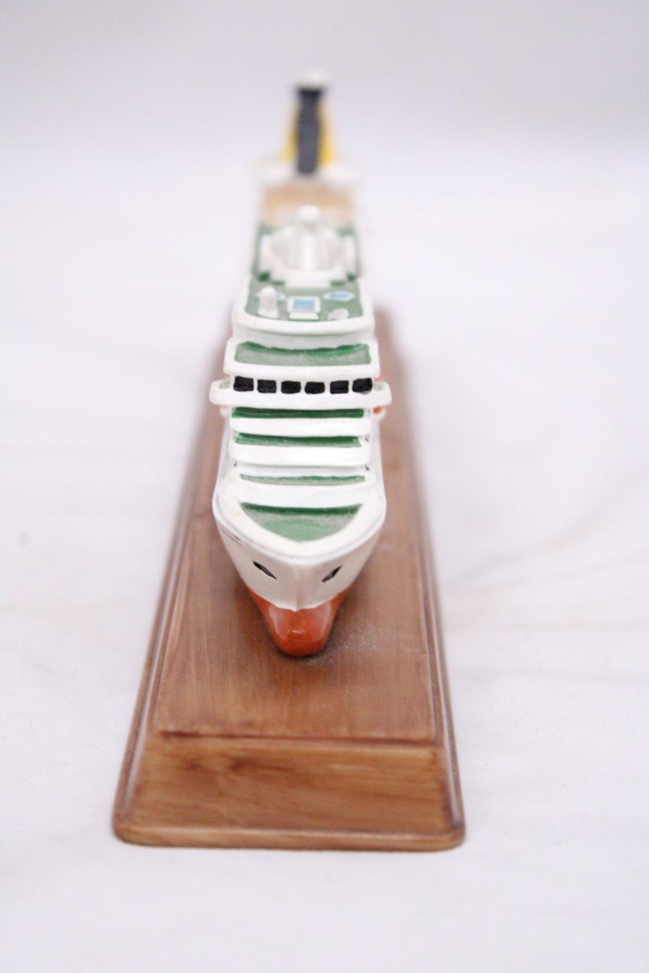 A HEAVY SOLID OCEAN LINER ON WOODEN STAND (ARTEMIS), LENGTH 26CM, HEIGHT 6CM - Image 3 of 6