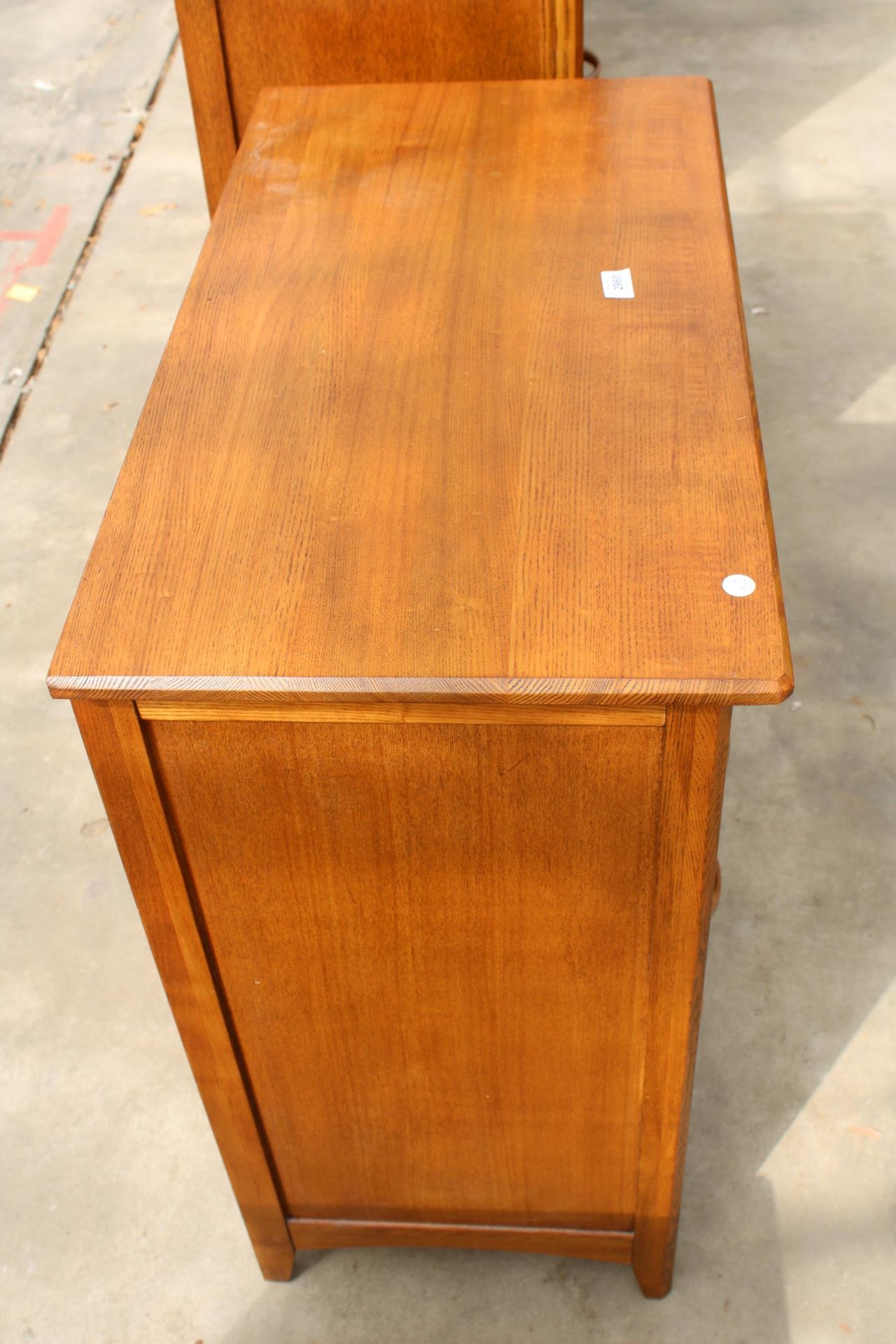 A MODERN OAK CHEST OF TWO SHORT AND THREE LONG DRAWERS, 31" WIDE - Image 4 of 4