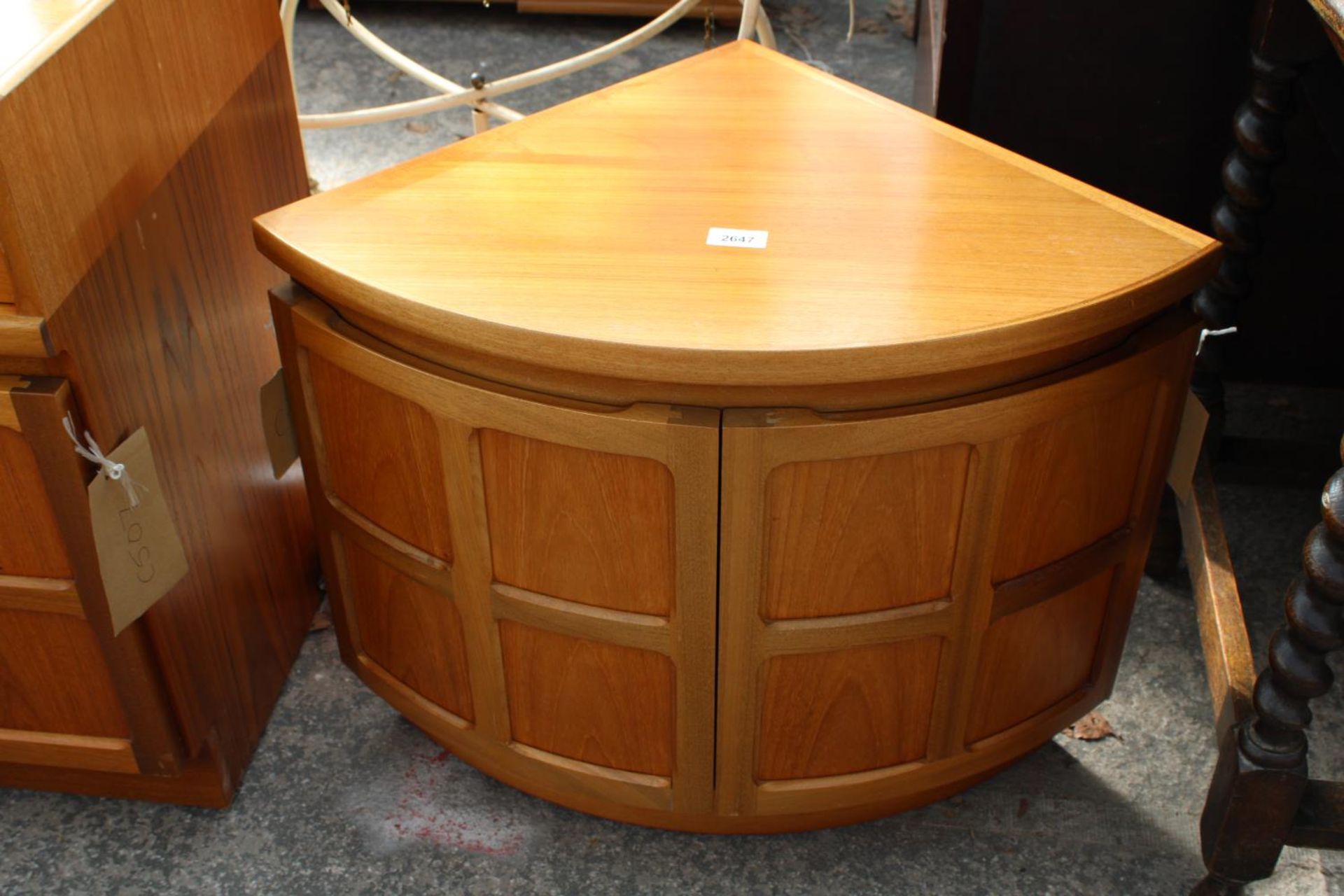A RETRO TEAK NATHAN SIDEBOARD ENCLOSING 2 DRAWERS AND 3 CUPBOARDS, 51" WIDE AND CORNER RETURN - Image 2 of 7