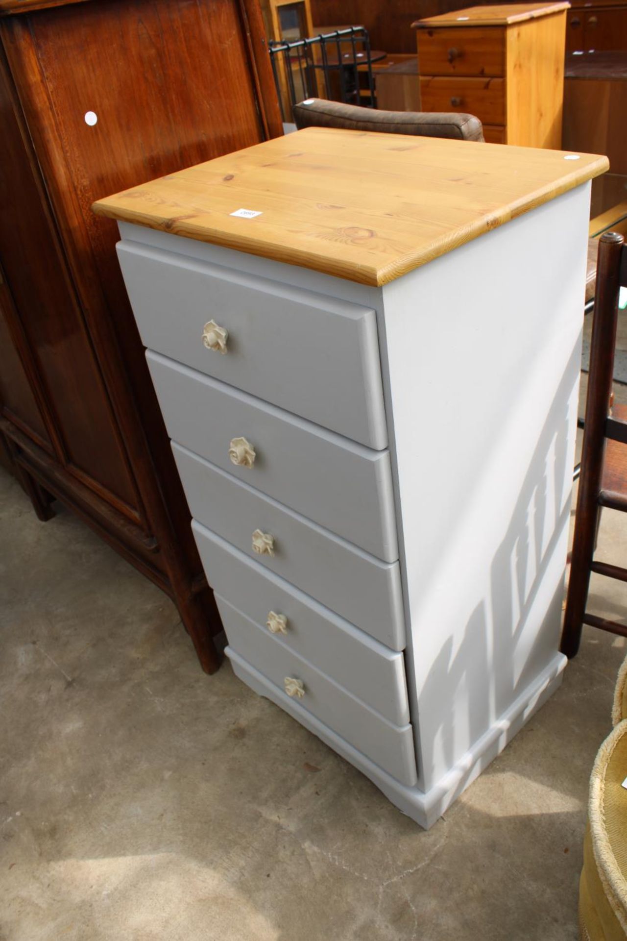 A MODERN PINE PAINTED CHEST OF 5 DRAWERS, 22" WIDE - Image 2 of 3