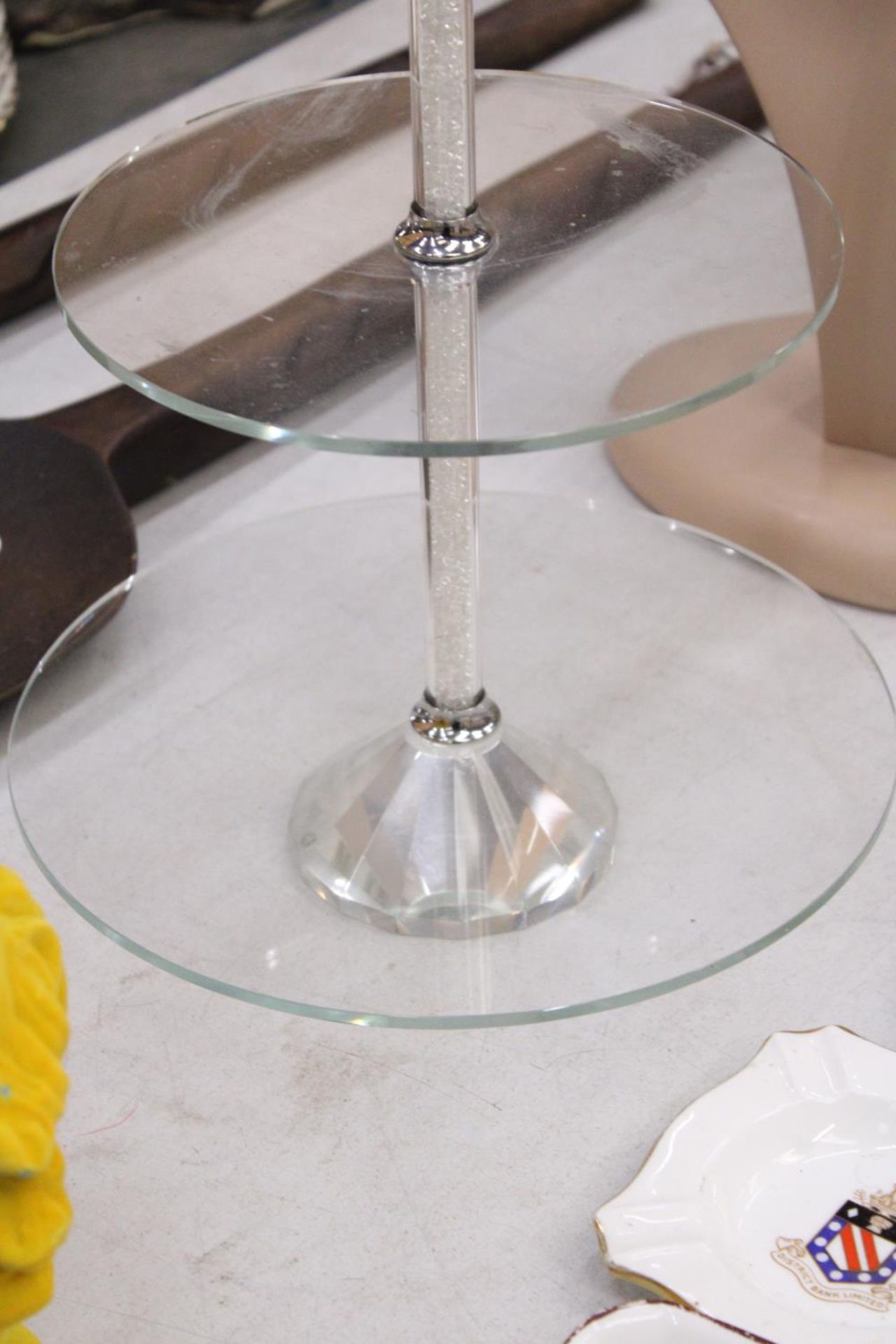 A TWO TIER GLASS CAKE STAND, HEIGHT APPROX 38CM - Bild 5 aus 5