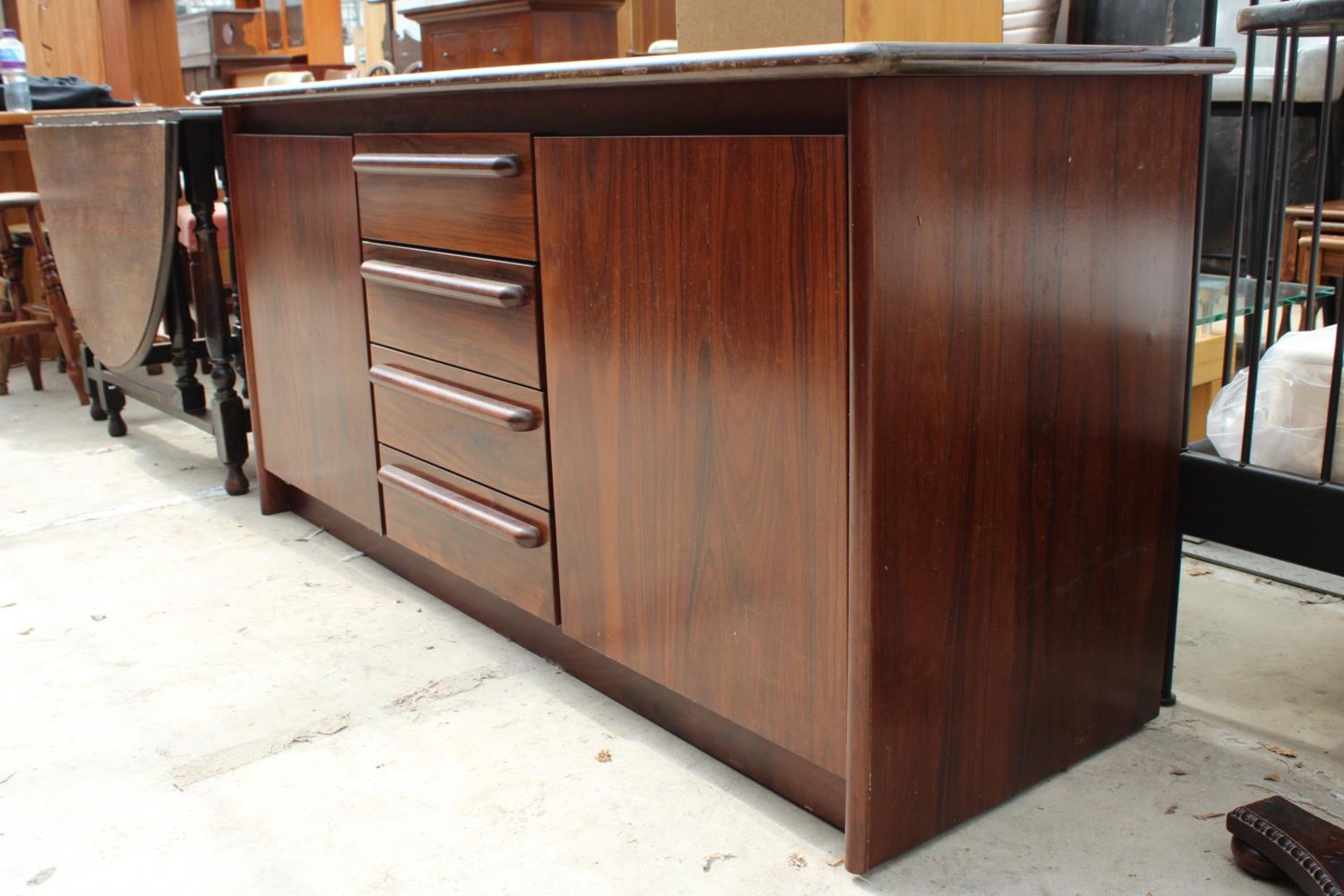 A RETRO HARDWOOD SIDEBOARD ENCLOSING 4 DRAWERS, 2 CUPBOARDS, 63" WIDE - Image 2 of 4