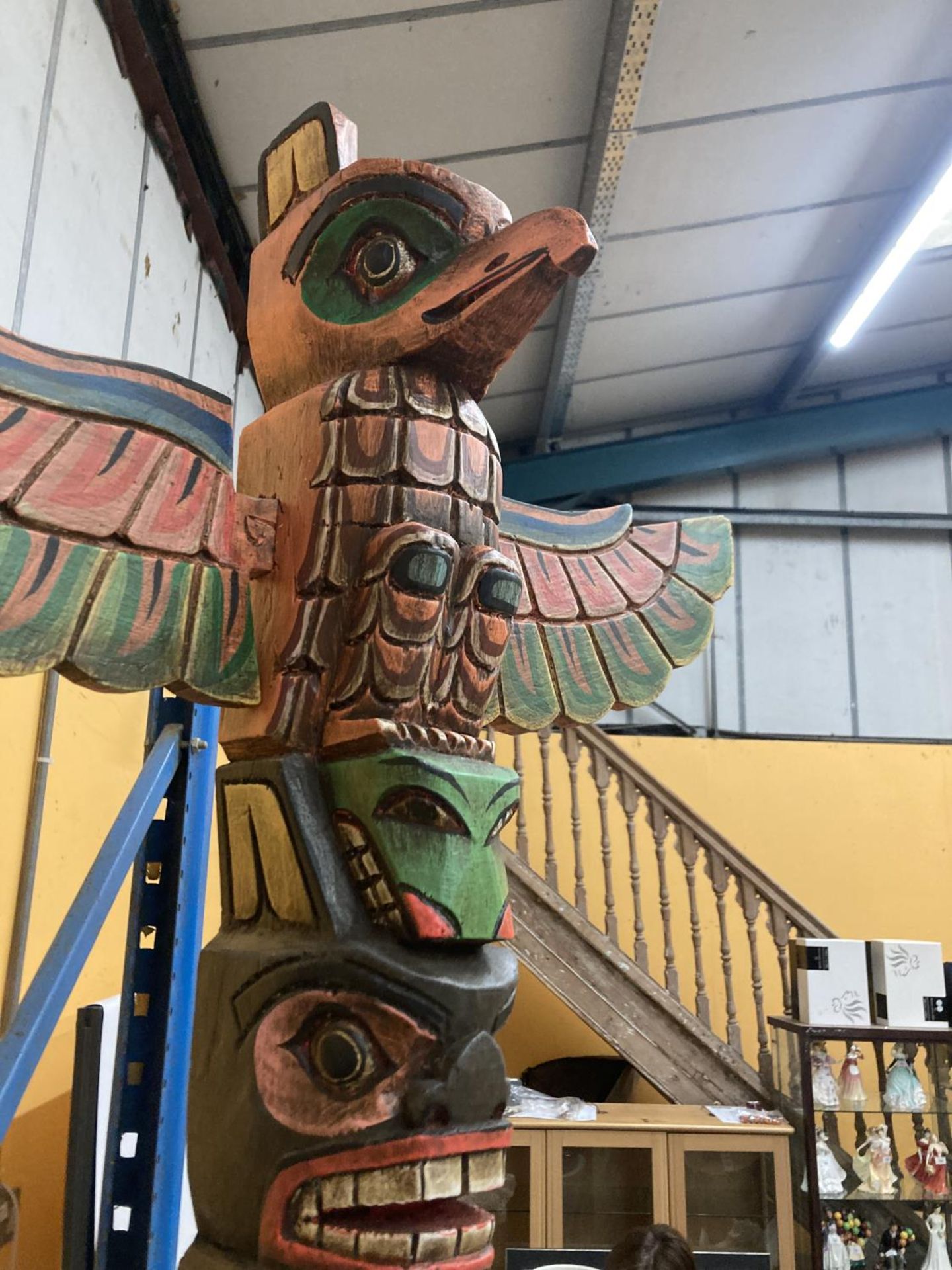 A CARVED WOODEN TOTEM POLE - Image 2 of 4