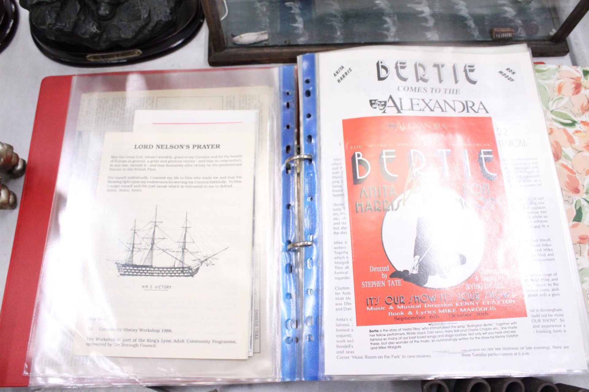 A COLLECTION OF VINTAGE THEATRE PROGRAMMES, TICKETS AND EPHEMERA - Bild 3 aus 5